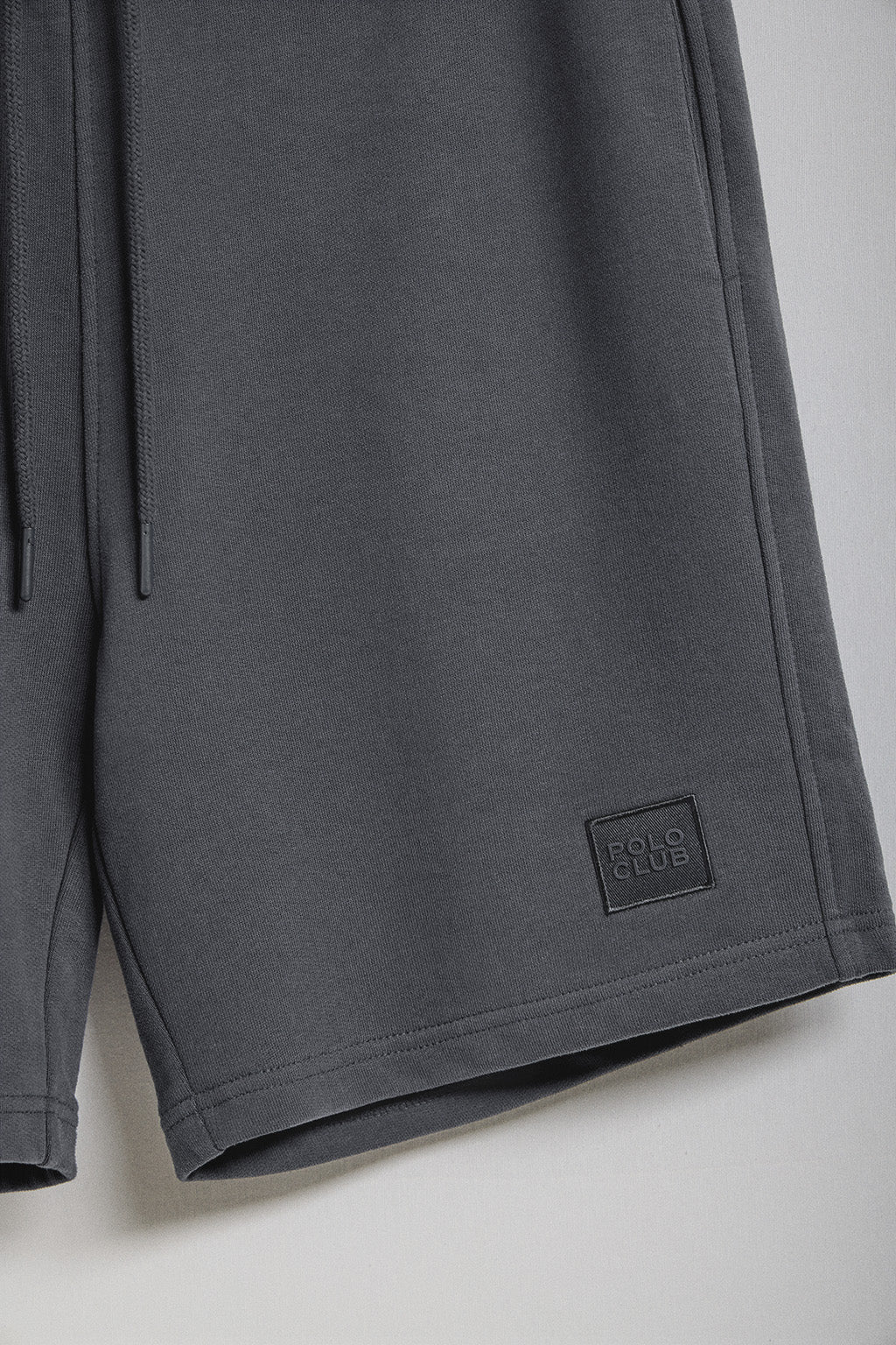 Asphalt-grey cotton Jonas Bermuda shorts with relaxed fit and Polo Club rubberised twill patch - Image 6