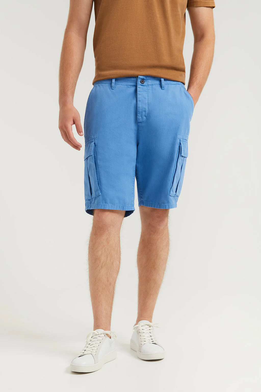 Blue cargo shorts with embroidered logo - Image 3