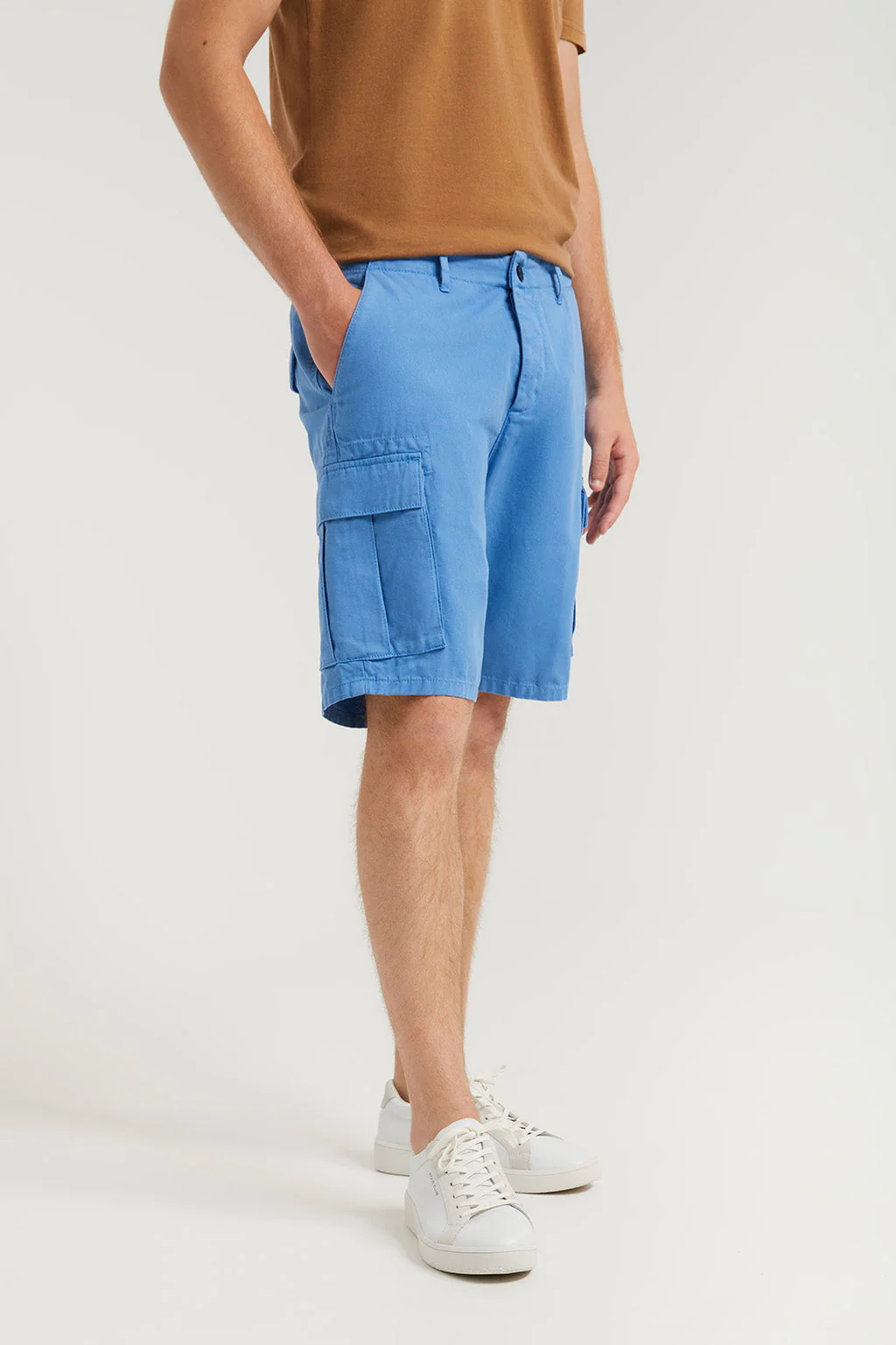 Blue cargo shorts with embroidered logo - Image 5