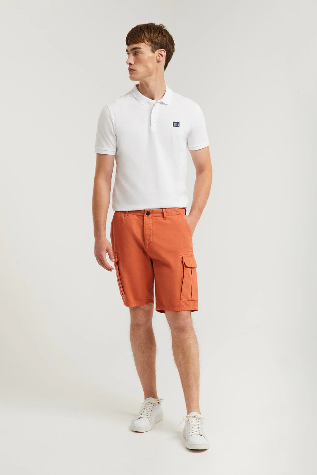 Earth-brown cargo shorts with embroidered logo