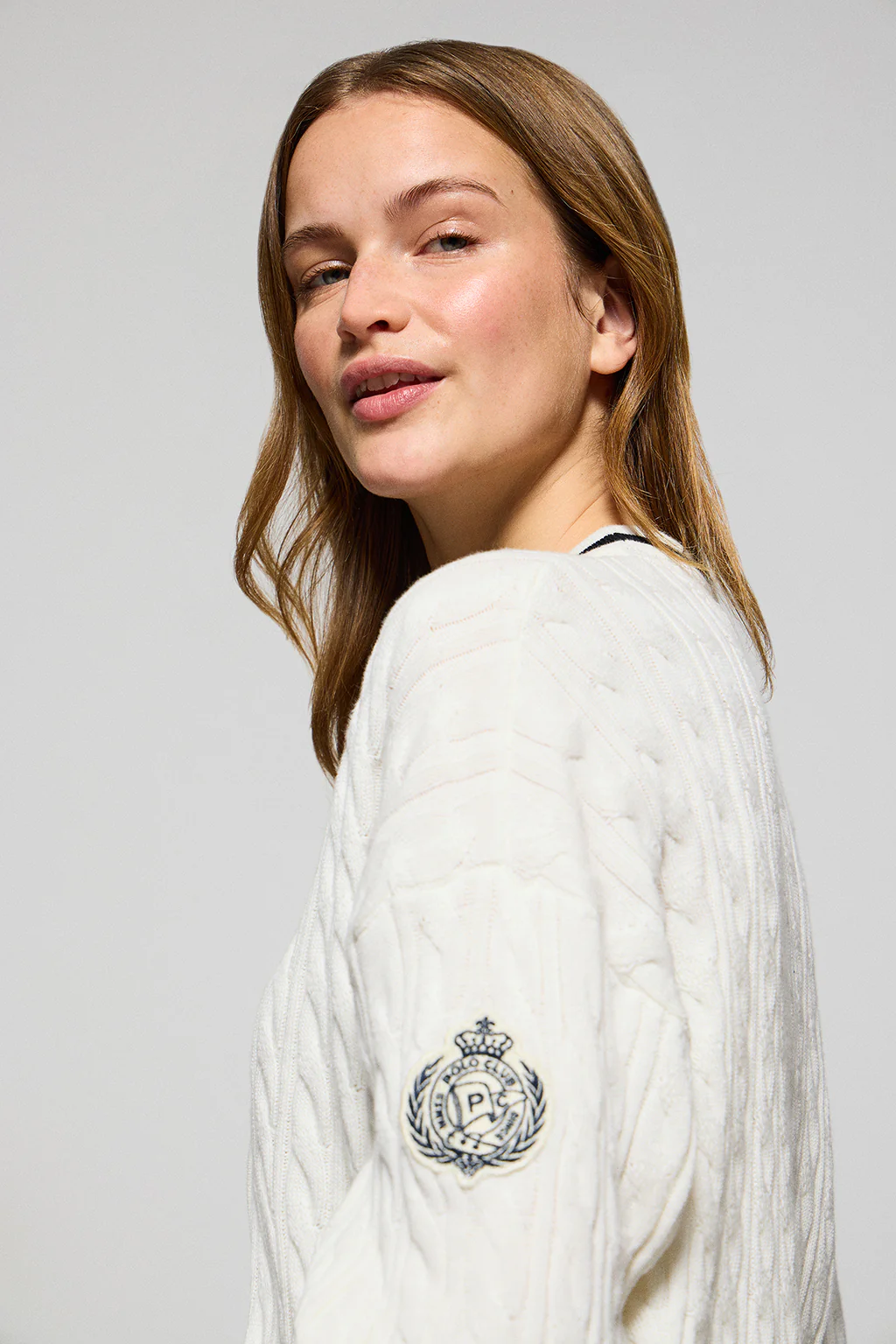 Beige cable-knit short cardigan with buttons and nautical patch - Image 3