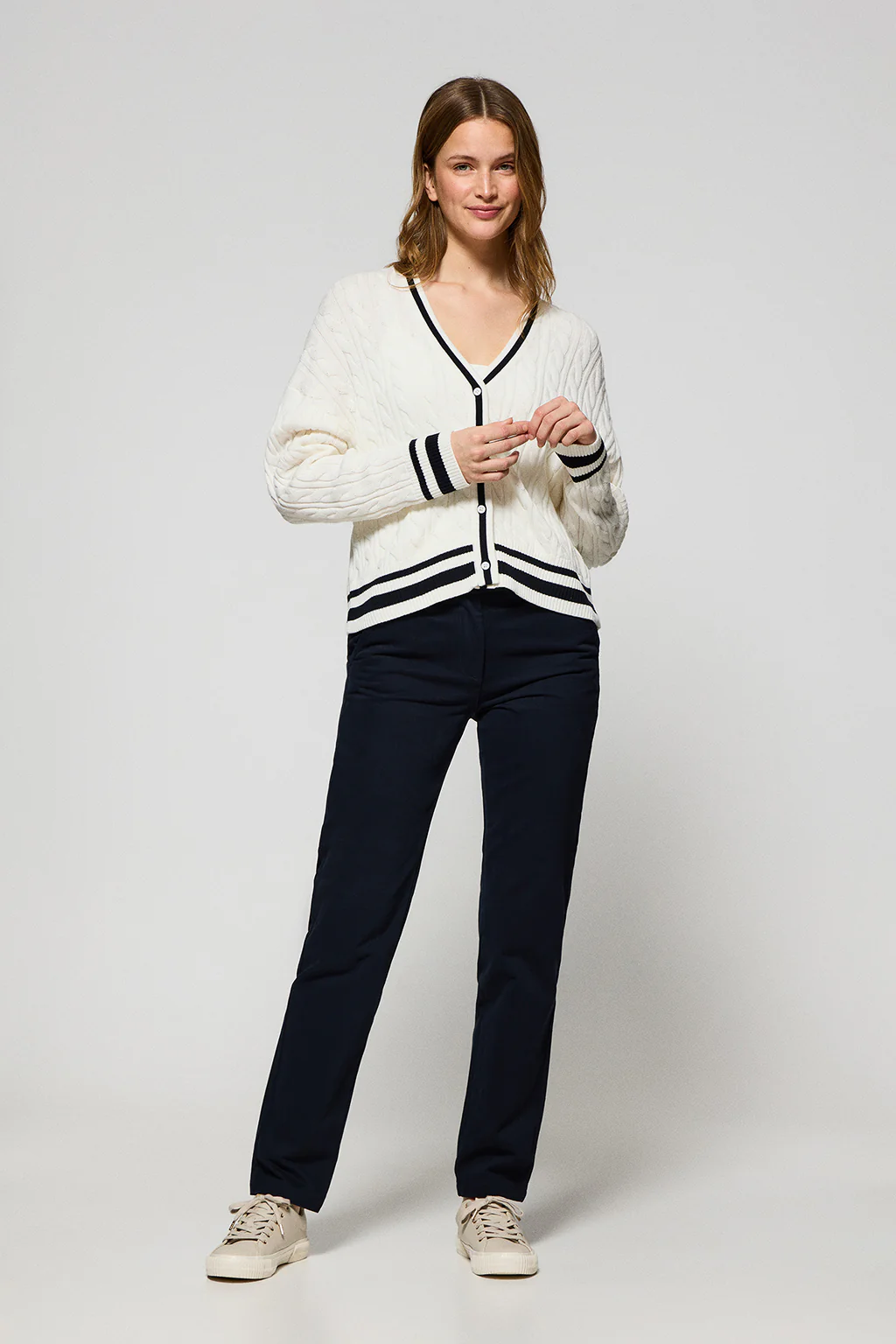 Beige cable-knit short cardigan with buttons and nautical patch - Image 4