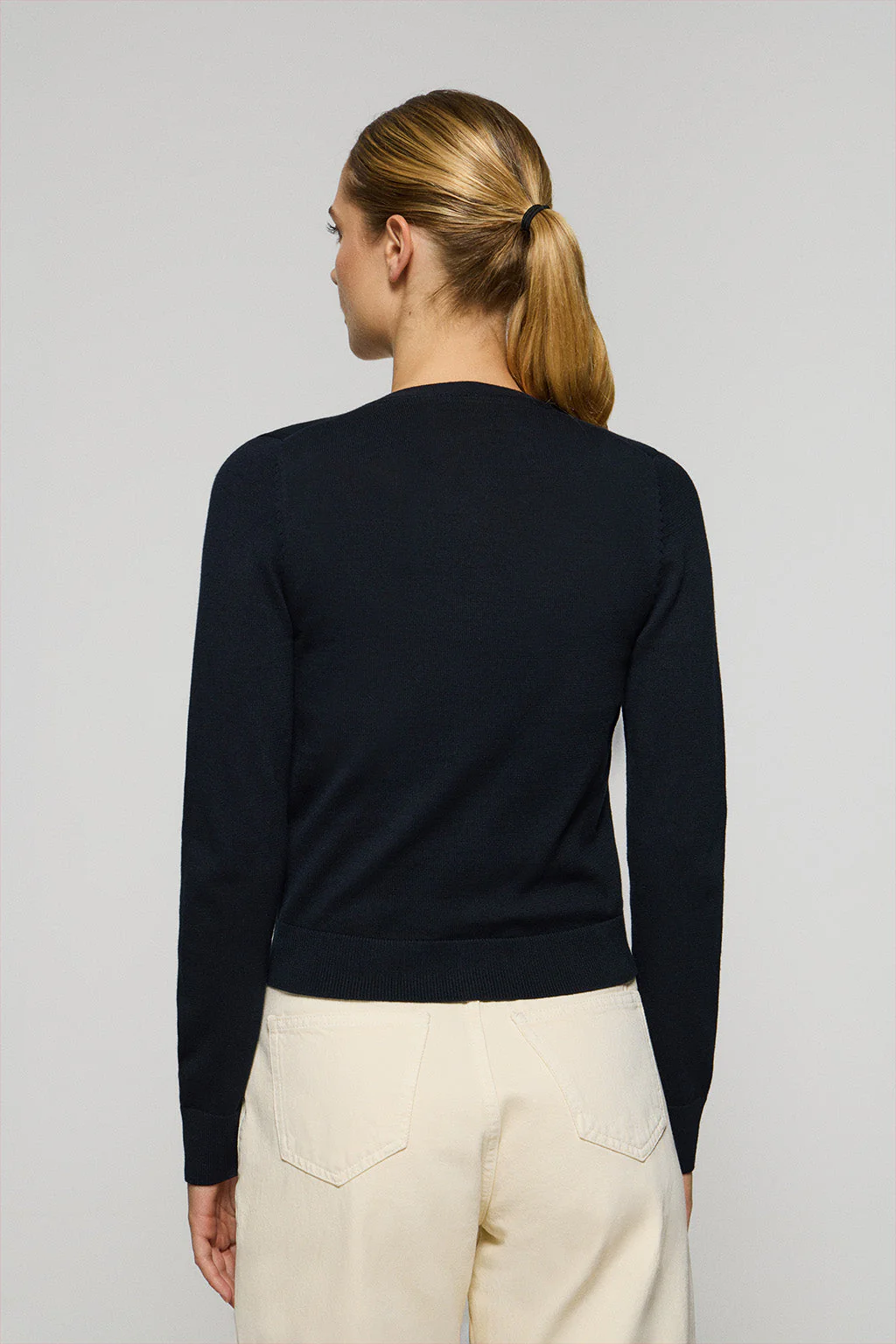 Navy-blue V-neck buttoned knit cardigan with Rigby Go logo - Image 5
