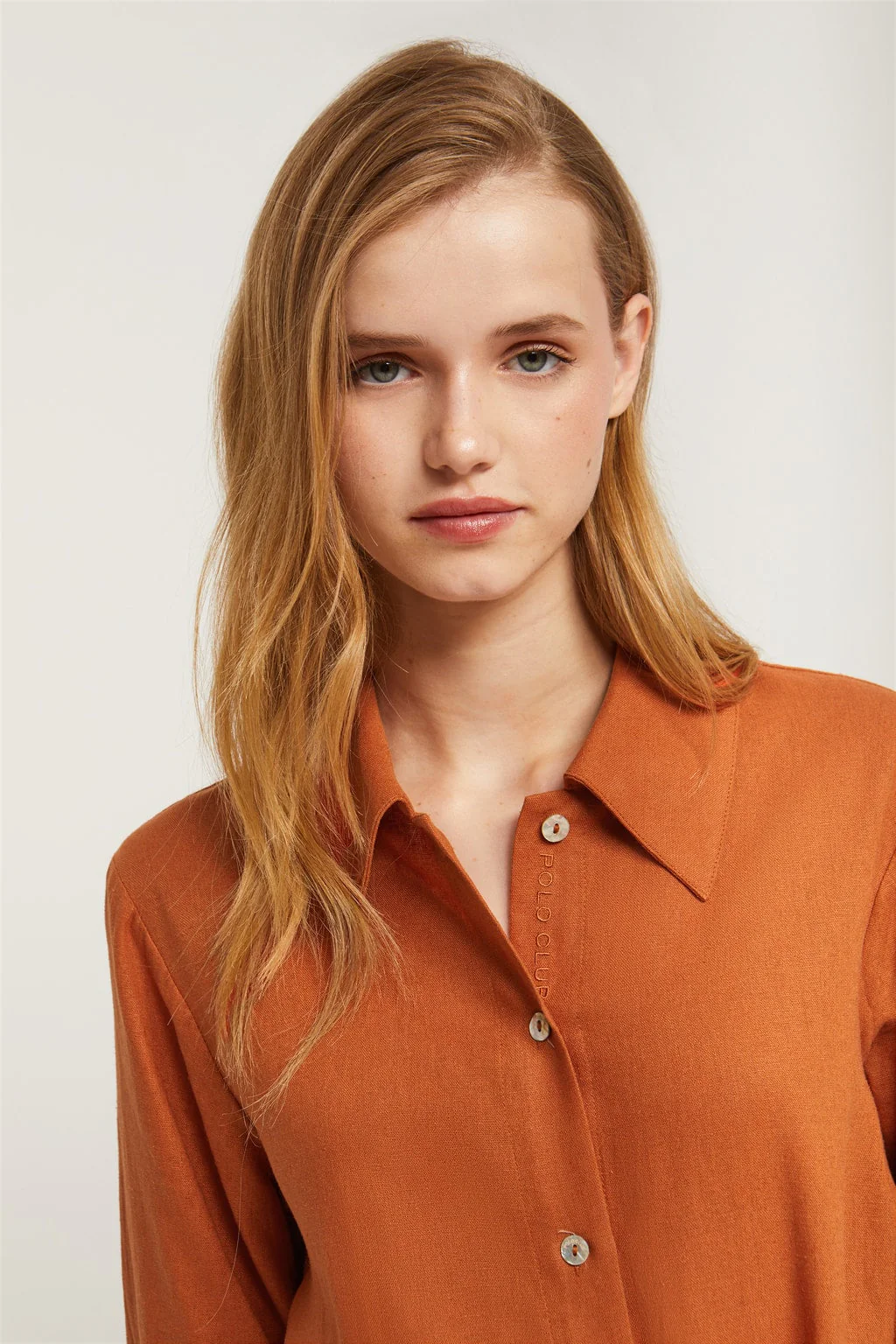 Caldera-red linen midi dress with embroidered detail - Image 3