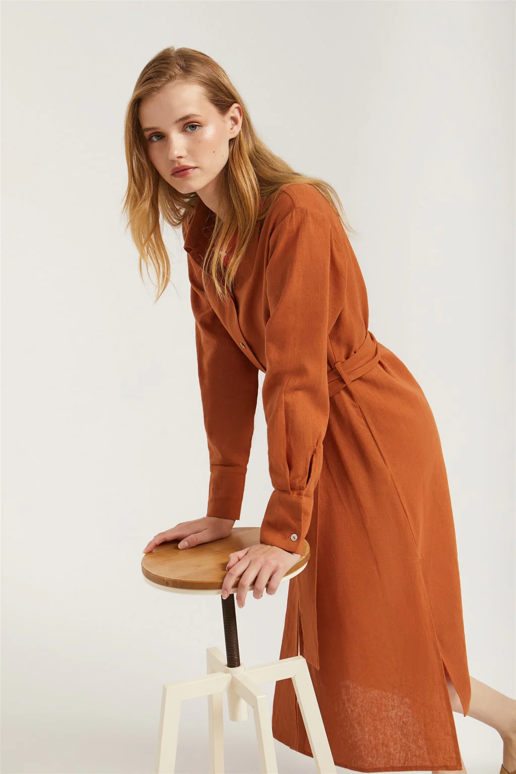 Caldera-red linen midi dress with embroidered detail - Image 4