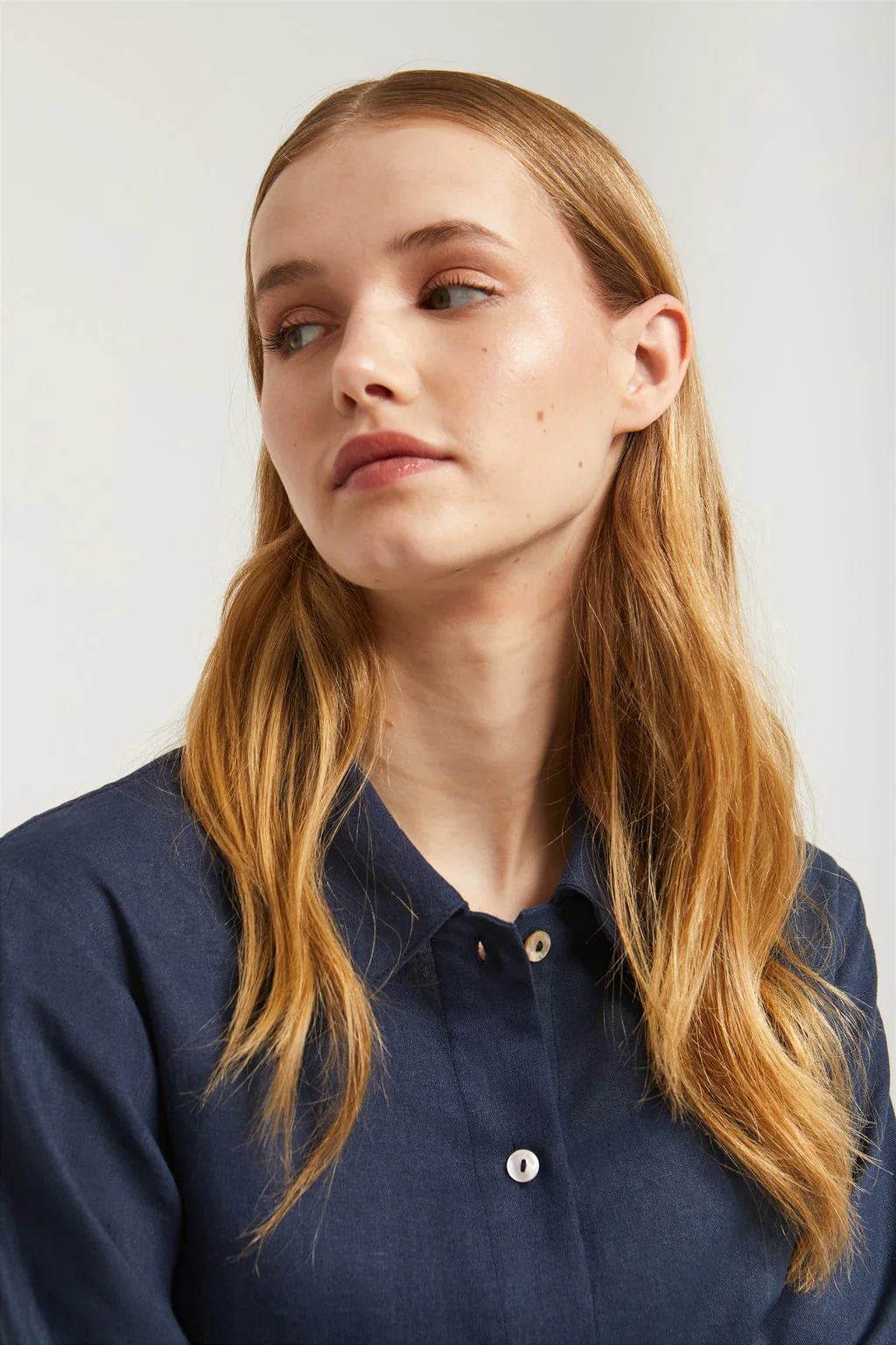 Navy-blue linen midi dress with embroidered detail - Image 3