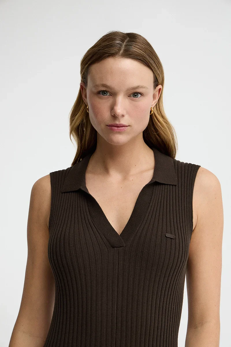 Dark-chocolate pleated sleeveless dress with Polo Club logo - Image 3