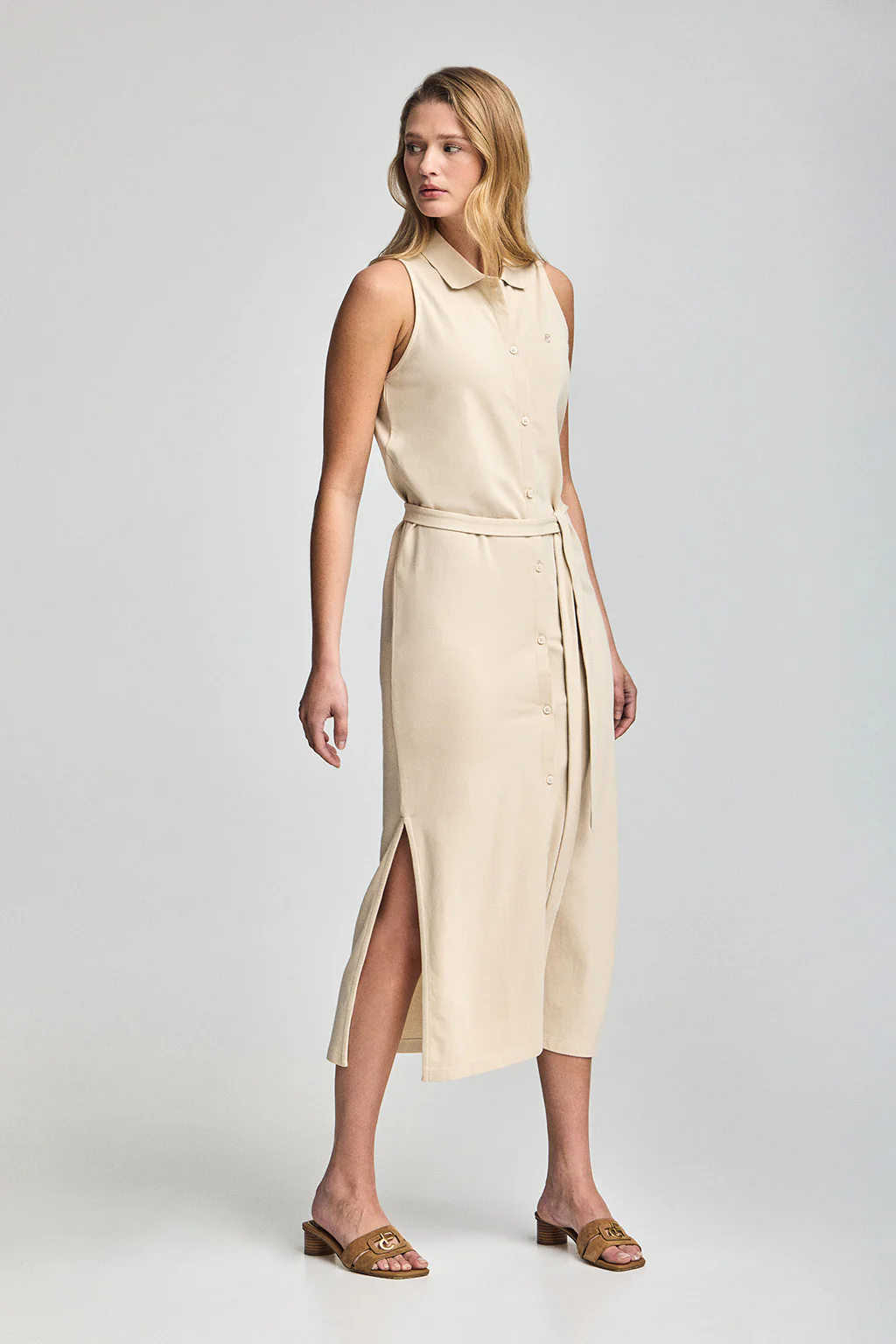 Beige sleeveless buttoned dress with embroidered monogram - Image 4
