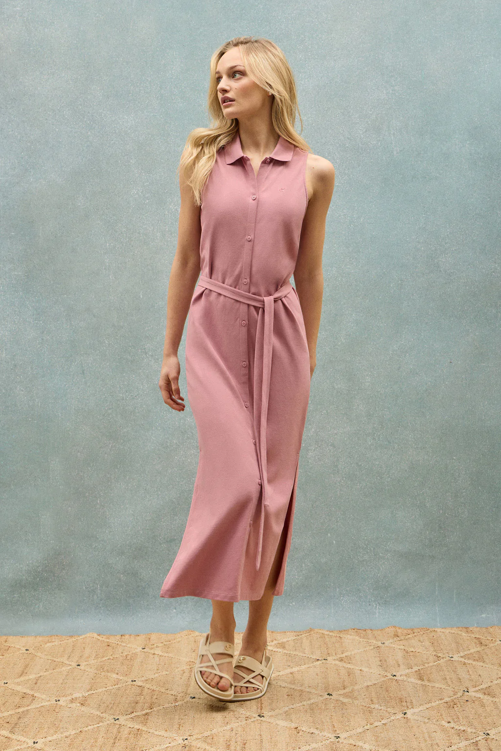Dusty-pink sleeveless buttoned dress with embroidered monogram - Image 11