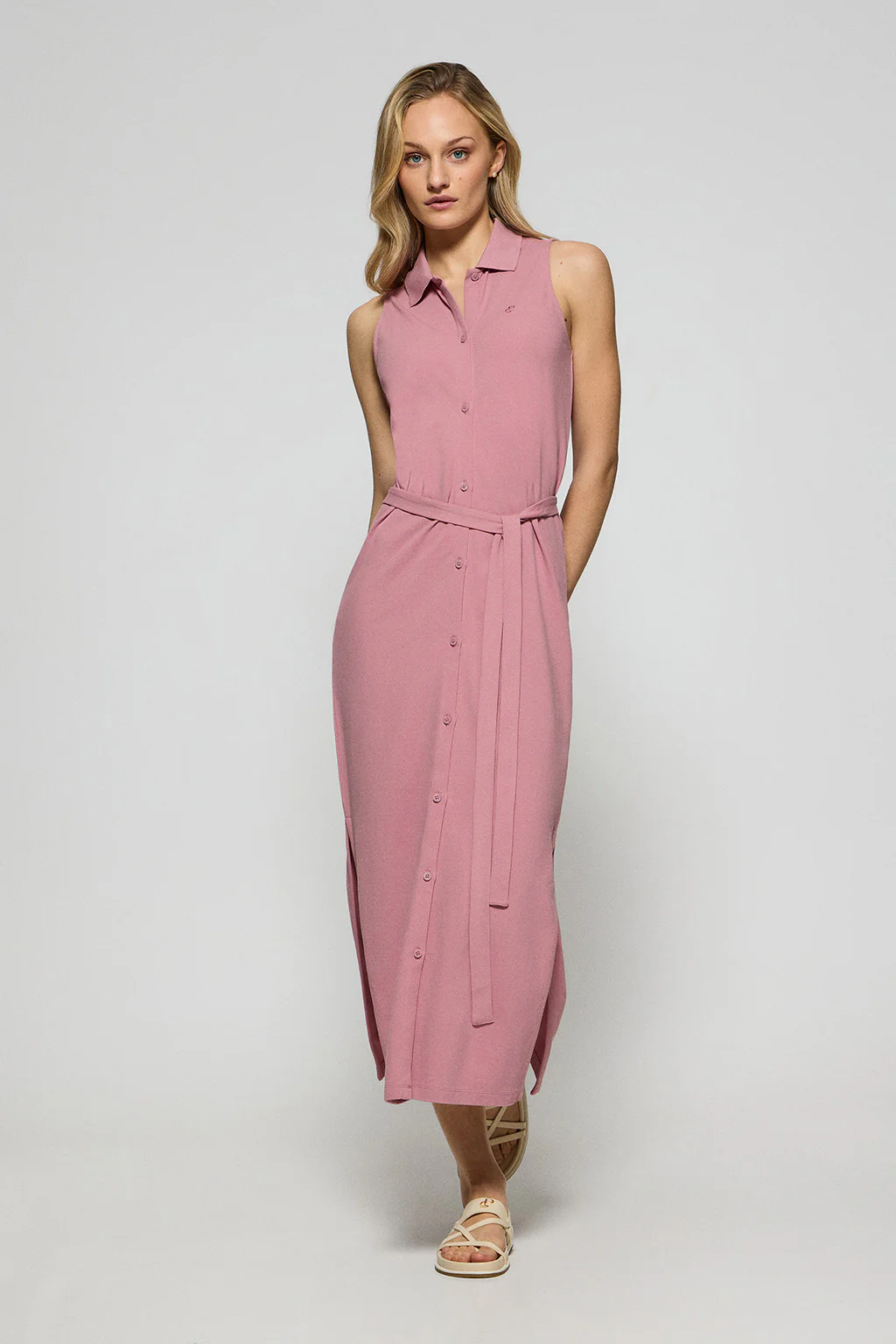 Dusty-pink sleeveless buttoned dress with embroidered monogram - Image 4