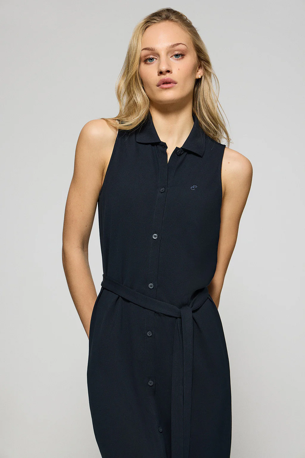 Navy-blue sleeveless buttoned dress with embroidered monogram