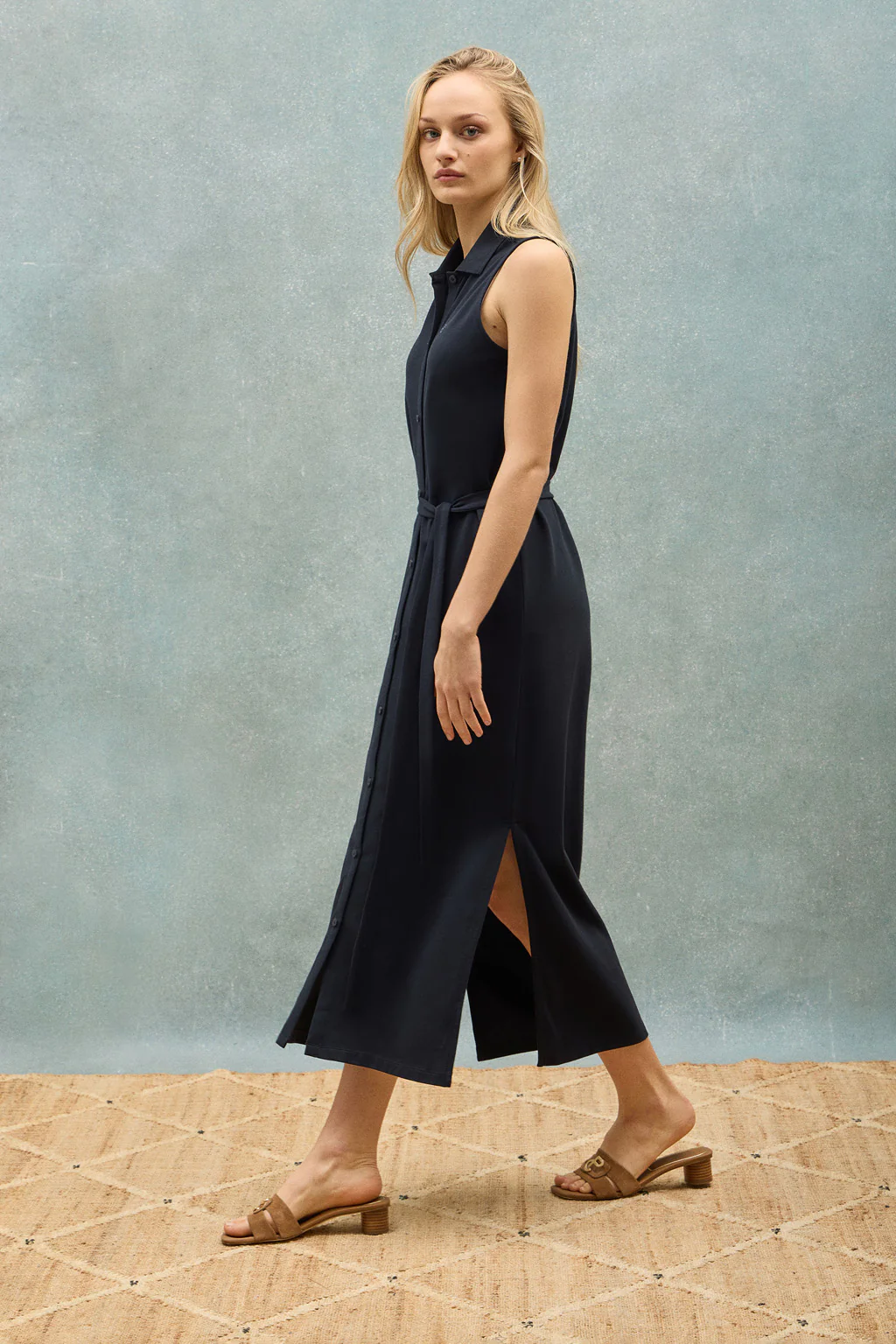 Navy-blue sleeveless buttoned dress with embroidered monogram - Image 11