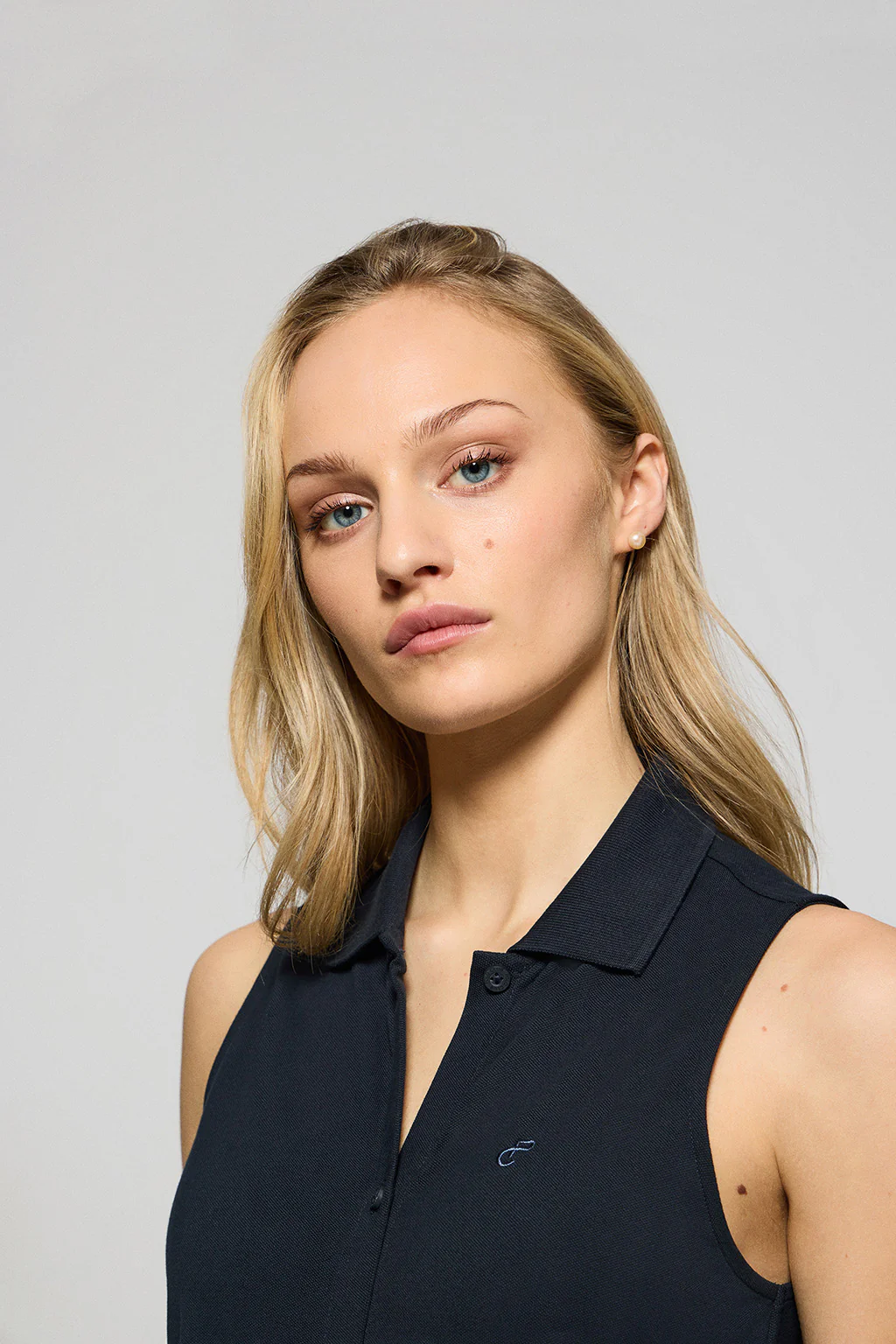 Navy-blue sleeveless buttoned dress with embroidered monogram - Image 3