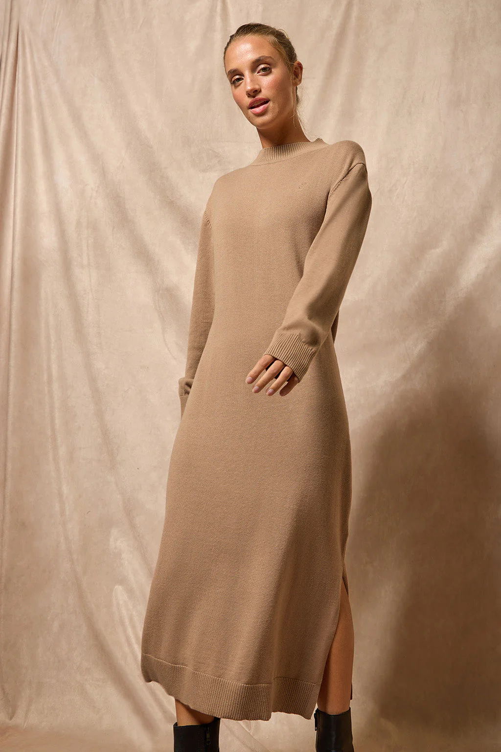 Light-brown knit long dress Nara in plain fabric and monogram Polo Club embroidery