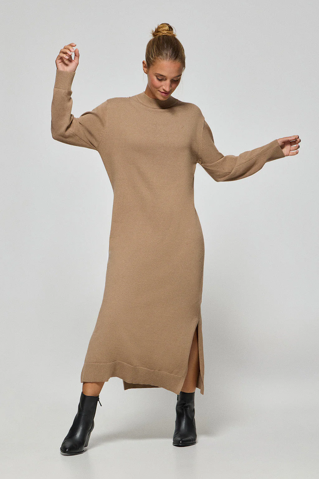 Light-brown knit long dress Nara in plain fabric and monogram Polo Club embroidery - Image 3