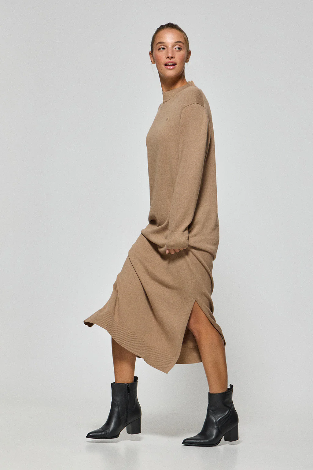 Light-brown knit long dress Nara in plain fabric and monogram Polo Club embroidery - Image 7