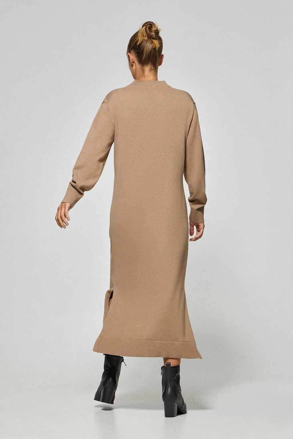 Light-brown knit long dress Nara in plain fabric and monogram Polo Club embroidery - Image 9