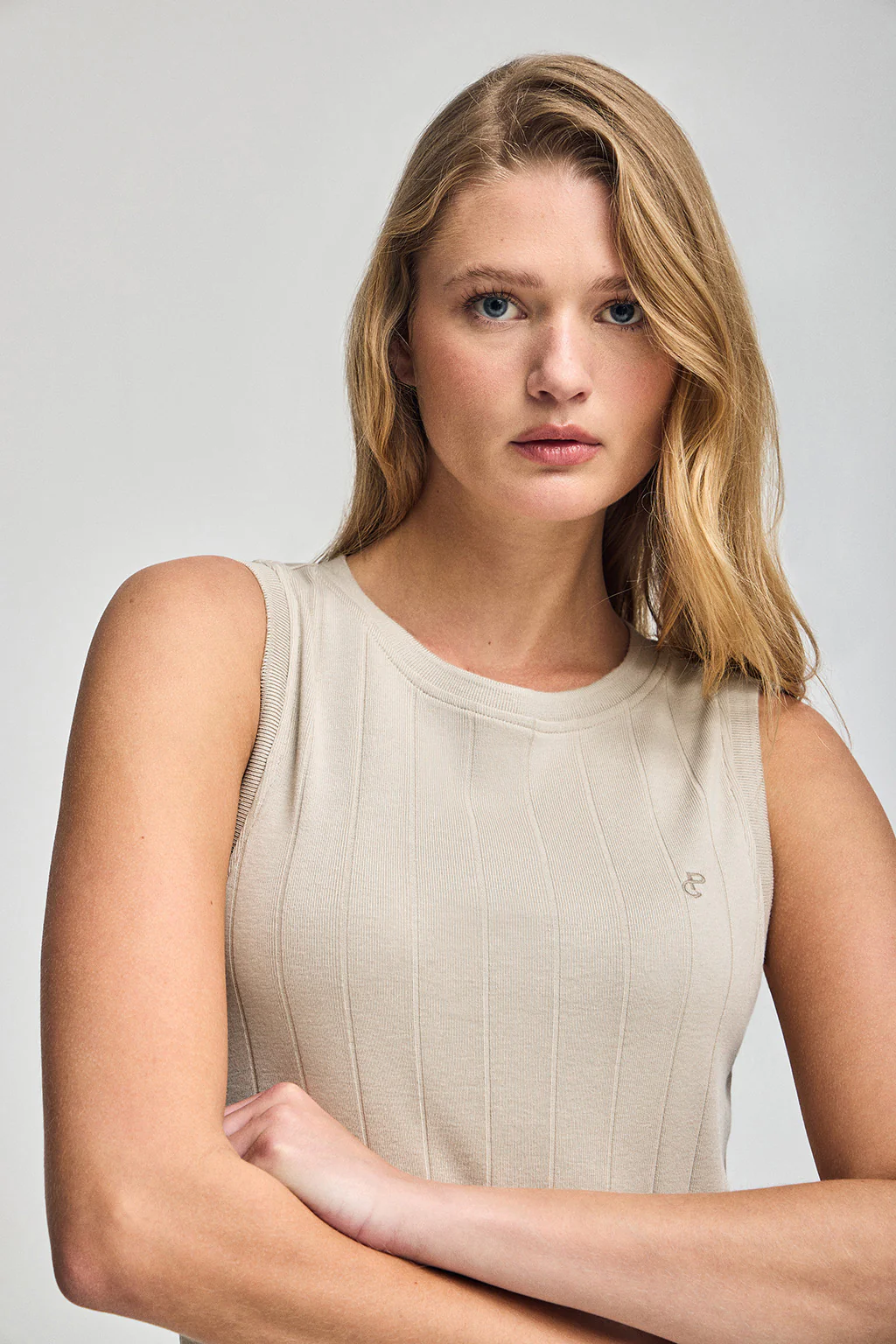 Beige ribbed long dress with embroidered monogram - Image 3