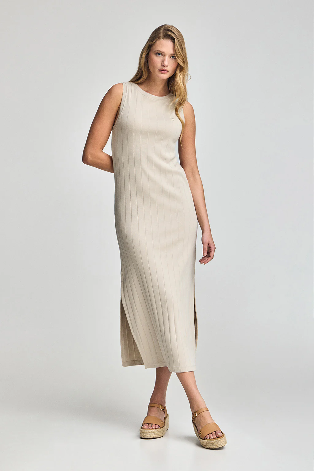 Beige ribbed long dress with embroidered monogram - Image 4