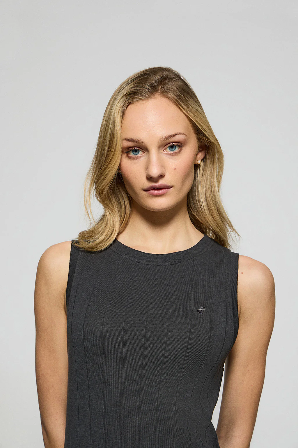 Black ribbed long dress with embroidered monogram - Image 3