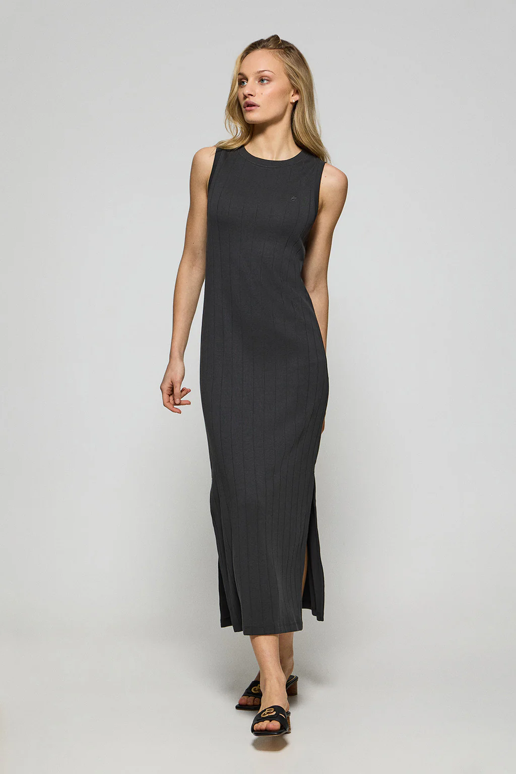 Black ribbed long dress with embroidered monogram - Image 4