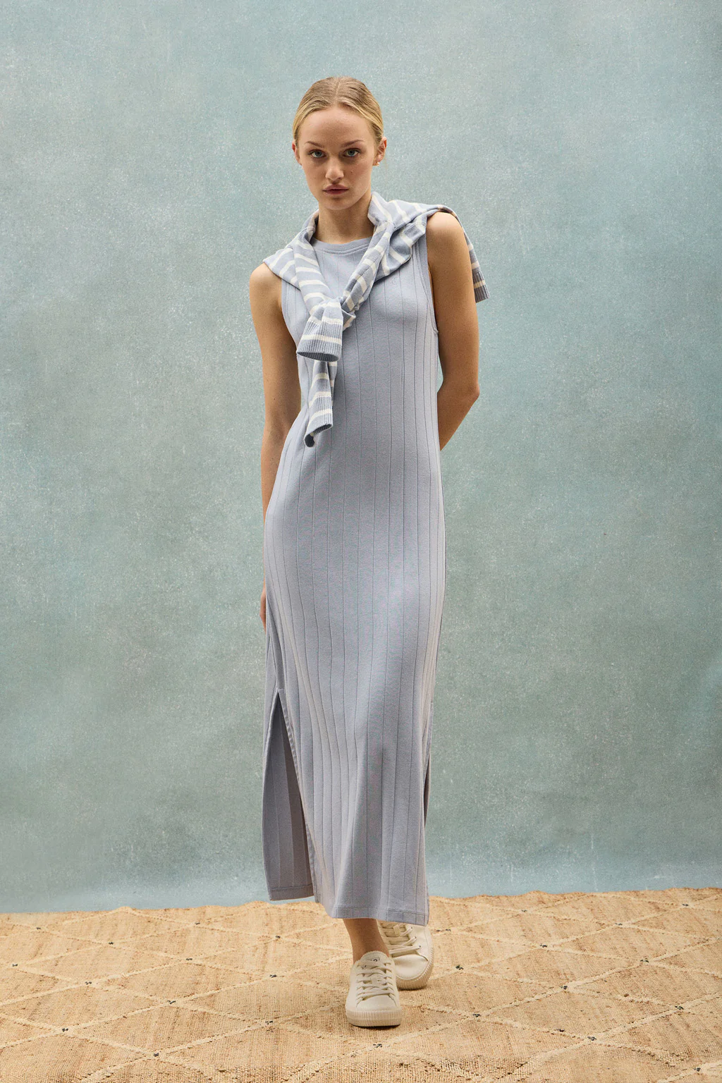 Blue ribbed long dress with embroidered monogram - Image 10