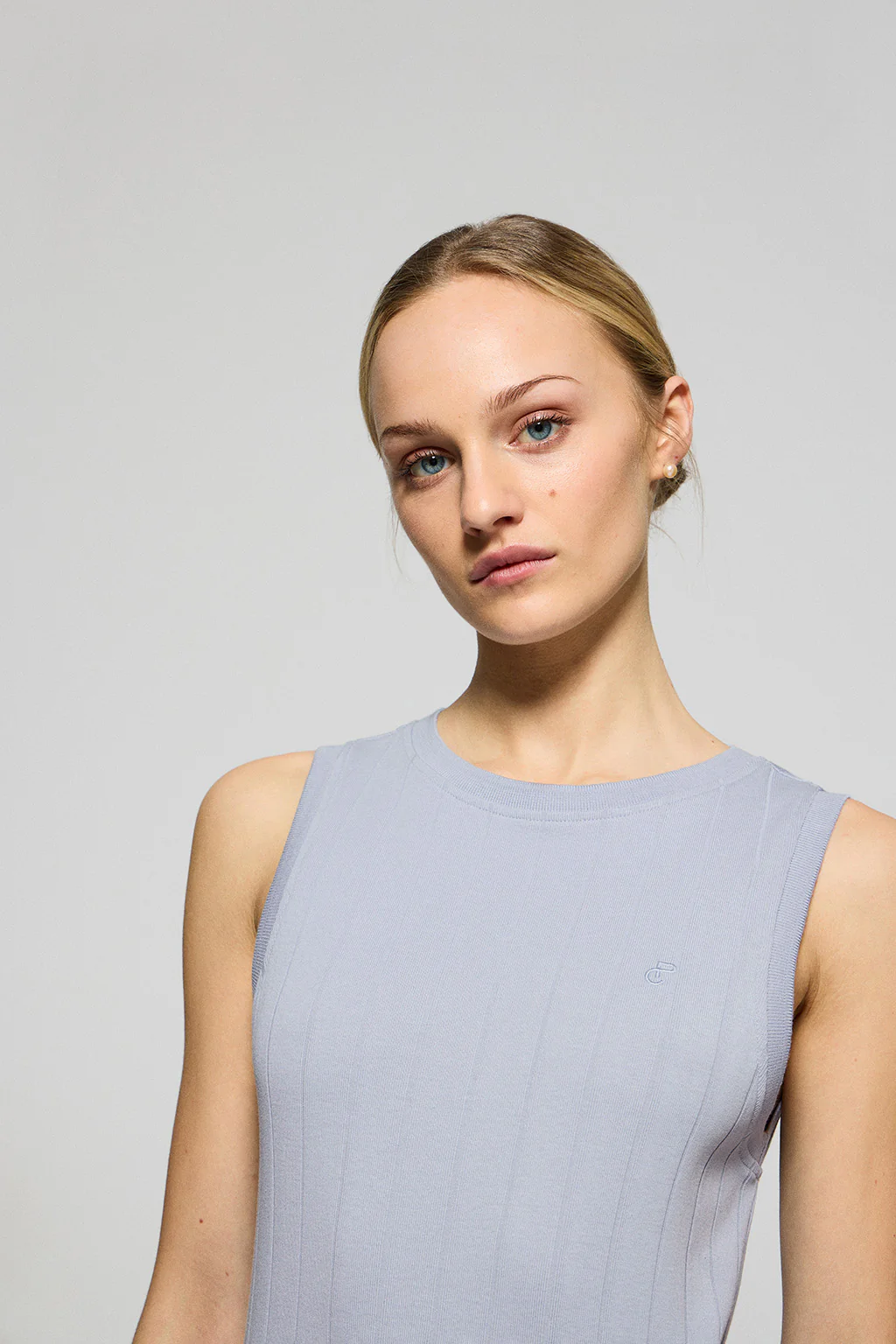 Blue ribbed long dress with embroidered monogram - Image 3