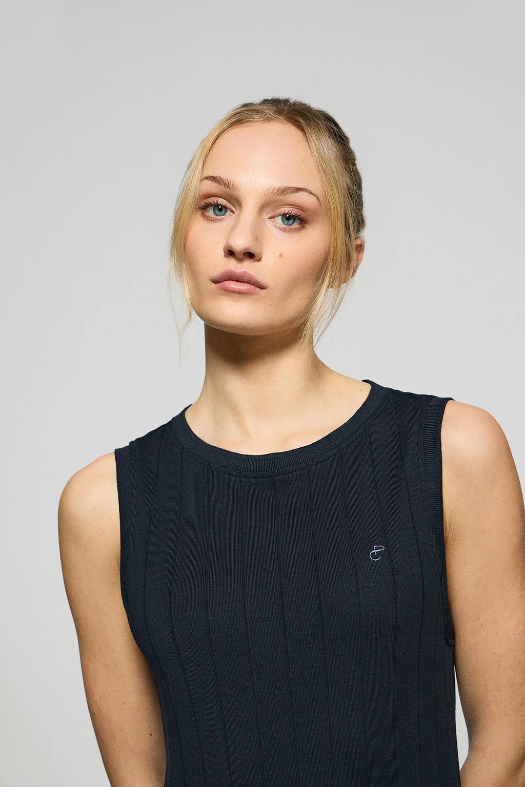 Navy-blue ribbed long dress with embroidered monogram - Image 3