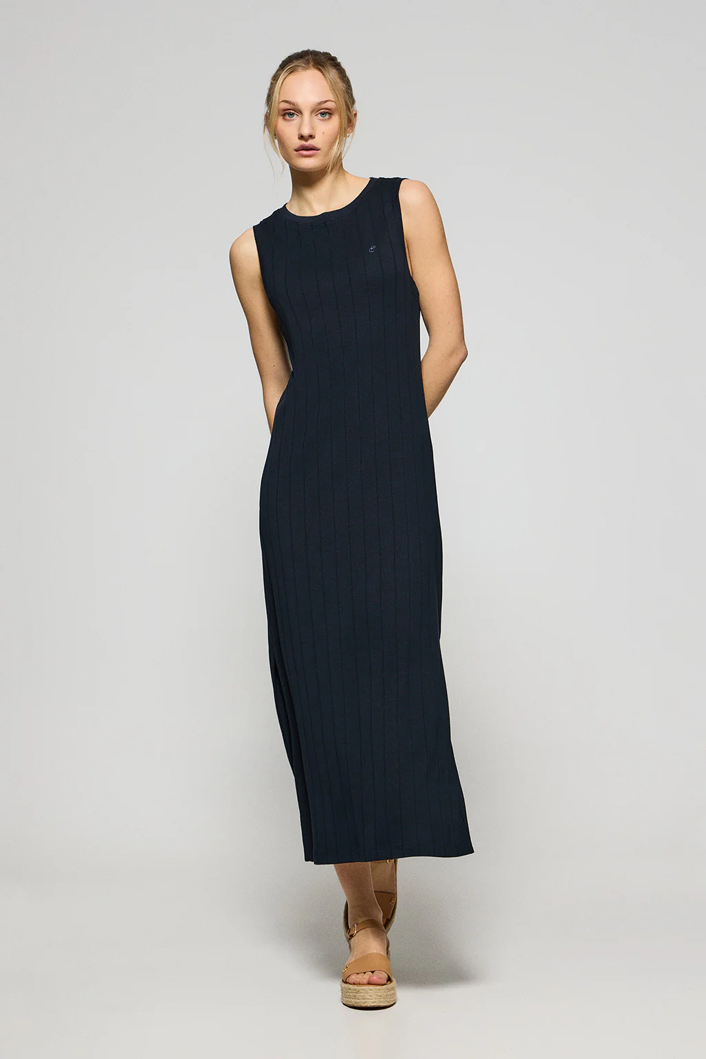 Navy-blue ribbed long dress with embroidered monogram - Image 4