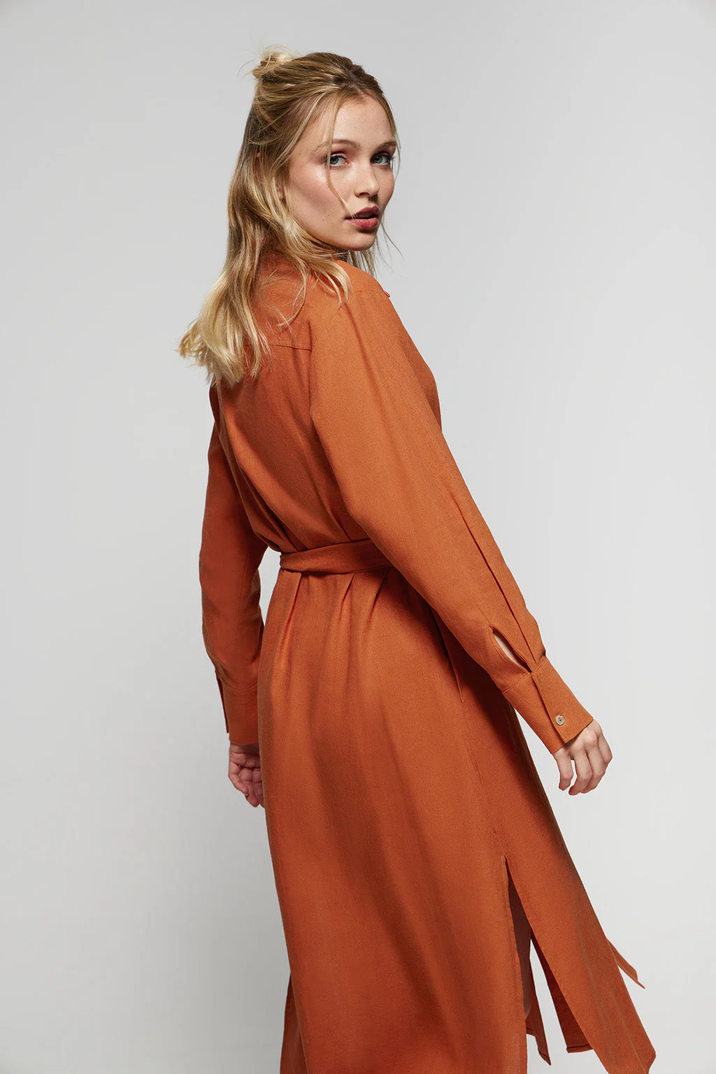 Caldera-red linen midi dress with Rigby Go embroidered detail - Image 5