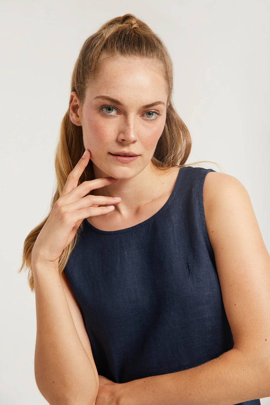 Navy-blue sleeveless linen dress with Rigby Go logo - Image 3