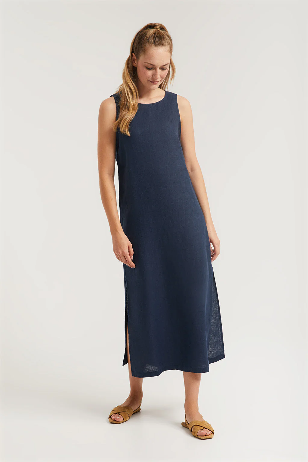 Navy-blue sleeveless linen dress with Rigby Go logo - Image 4