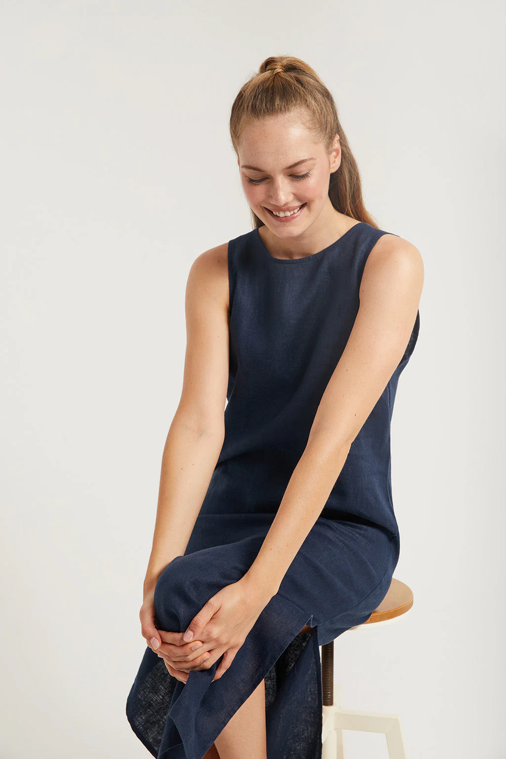Navy-blue sleeveless linen dress with Rigby Go logo - Image 5