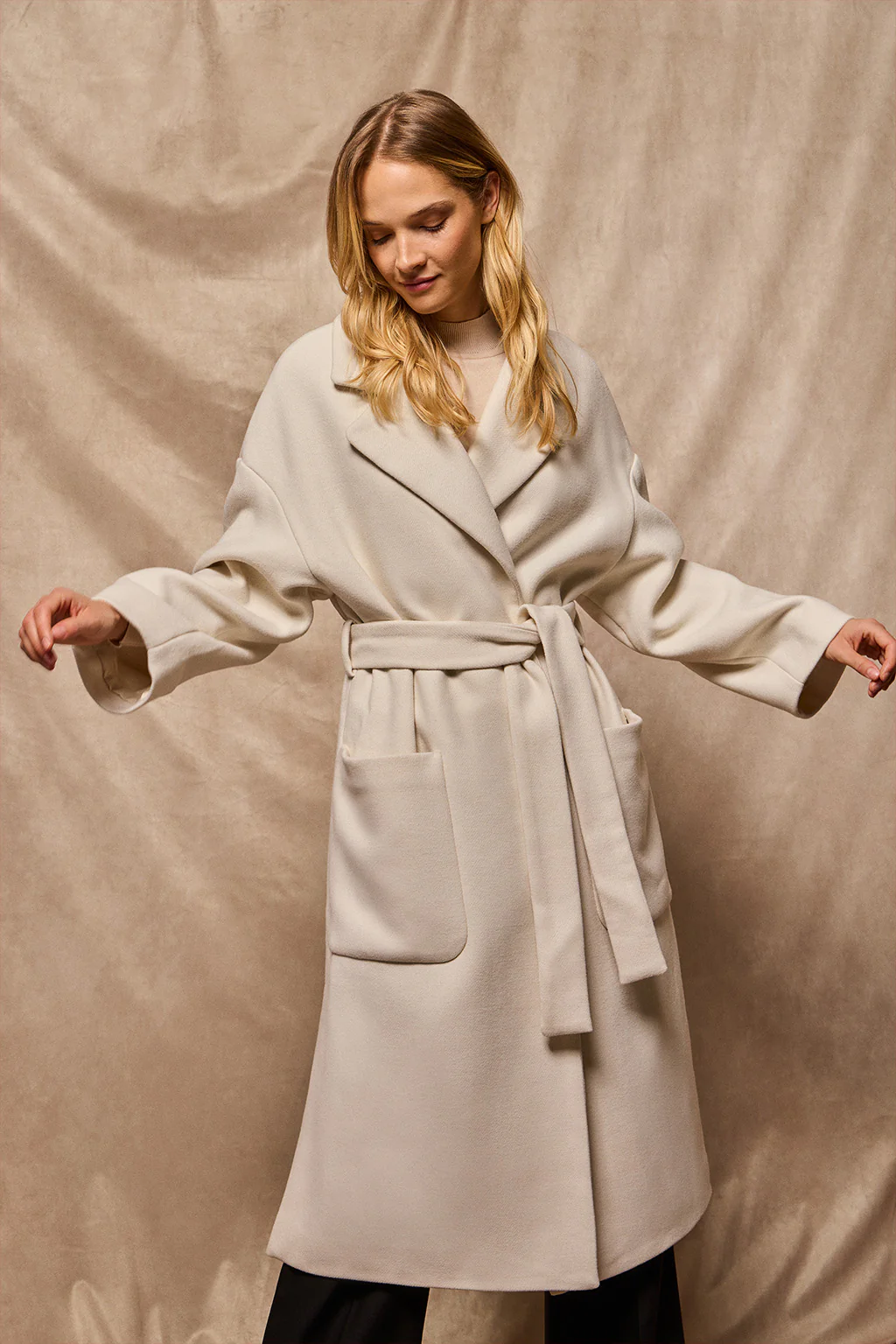Beige long coat Carrie with Polo Club details - Image 15
