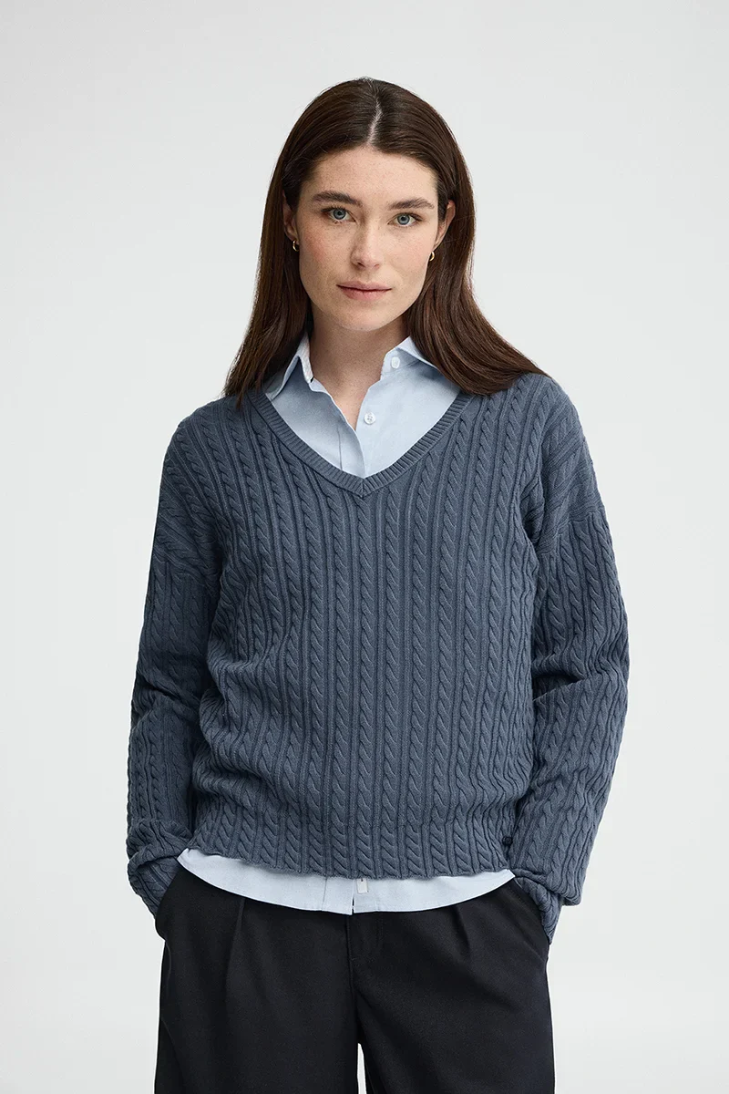Denim-blue cable-knit jumper with V-neck and Polo Club logo