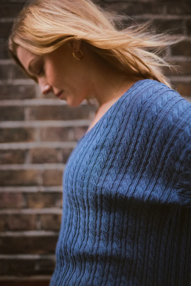 Denim-blue cable-knit jumper with V-neck and Polo Club logo - Image 4