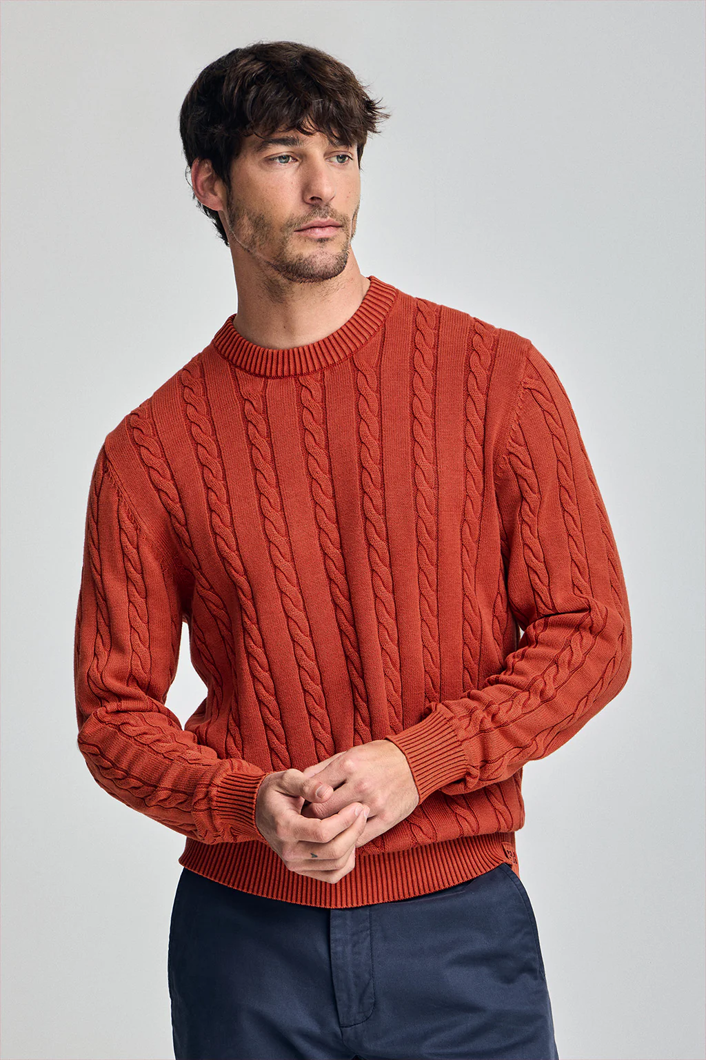 Reddish garment-dye cable-knit jumper with embroidered logo