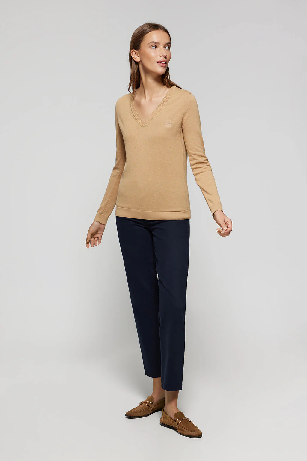 Camel V-neck basic jumper with embroidered logo in matching colour - Image 2