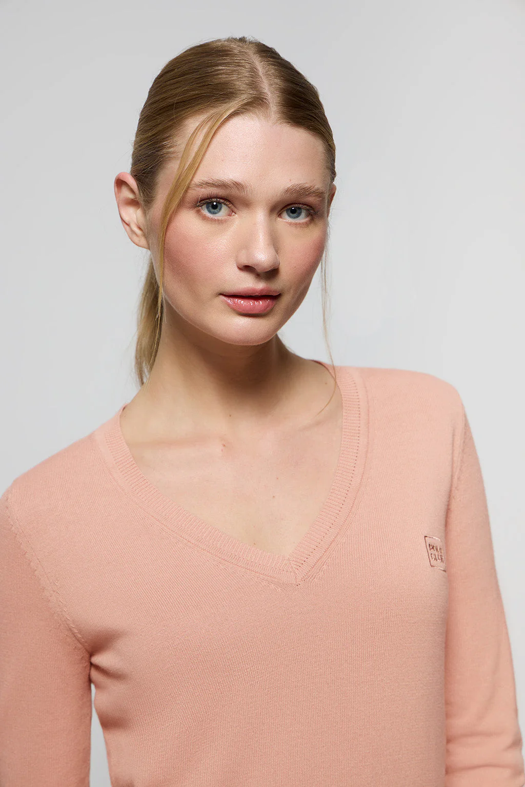 Pale-pink V-neck basic jumper with embroidered logo in matching colour - Image 2