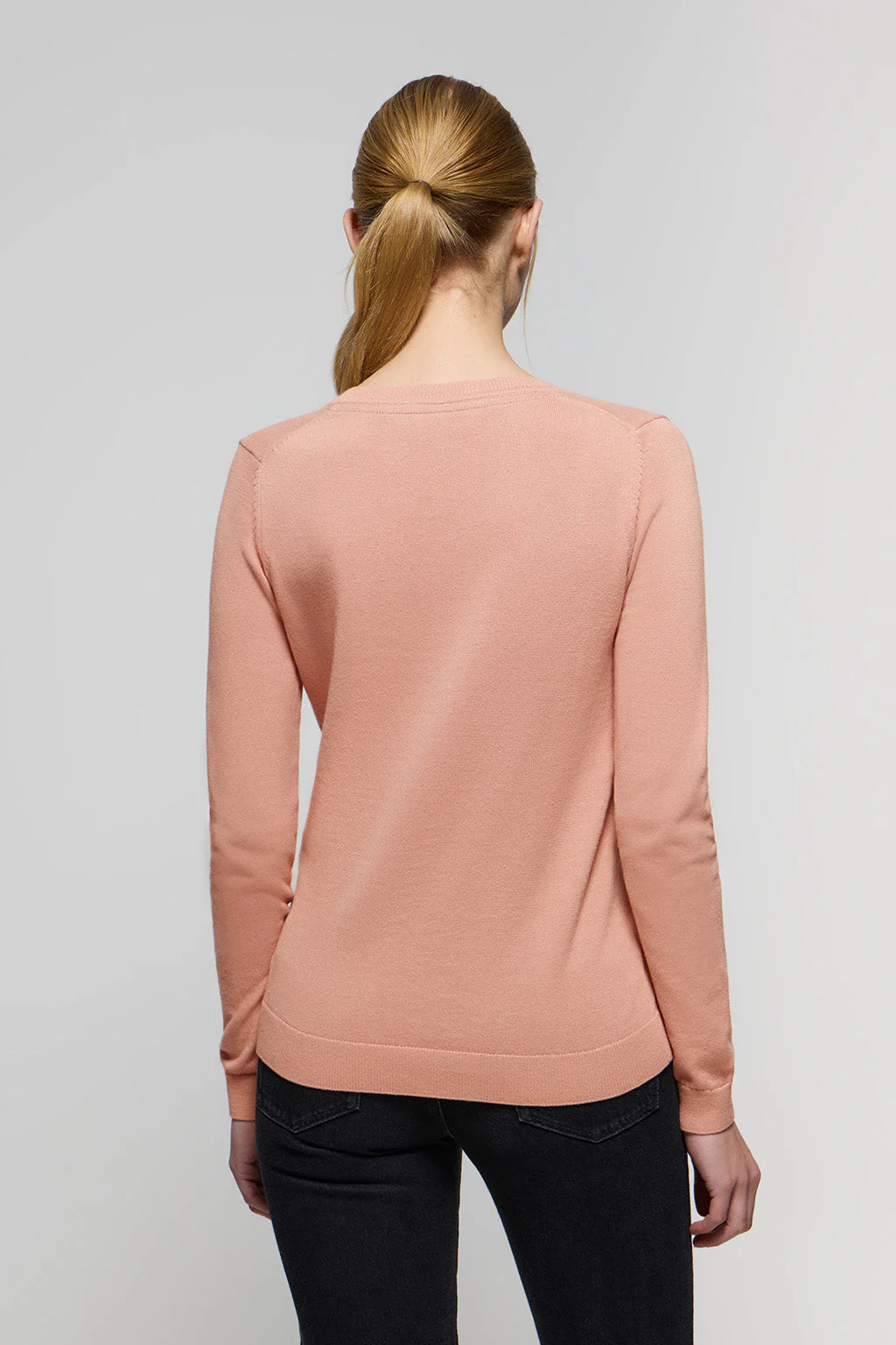 Pale-pink V-neck basic jumper with embroidered logo in matching colour - Image 5