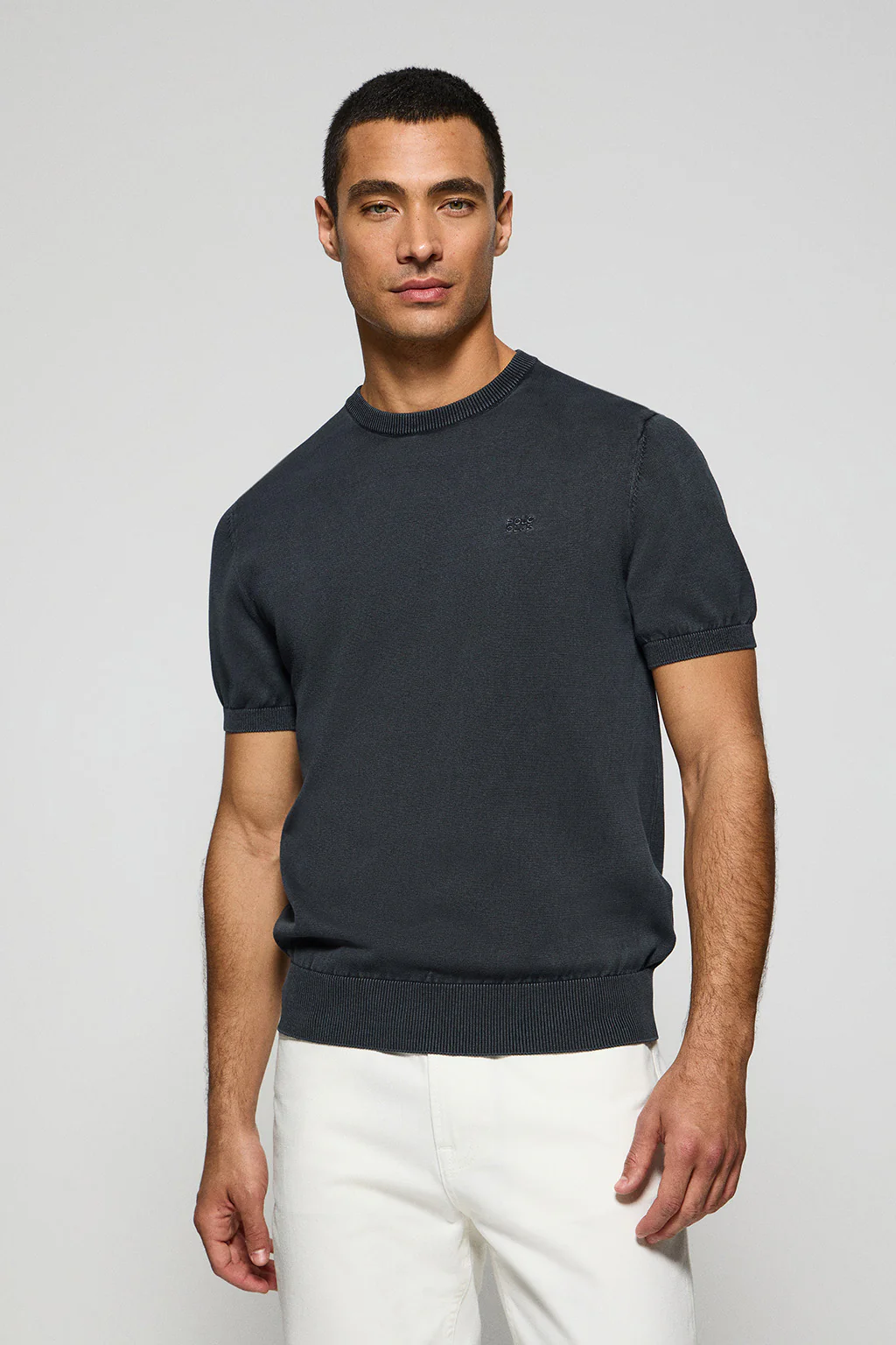 Navy-blue garment-dyed jumper with short sleeves and embroidered logo