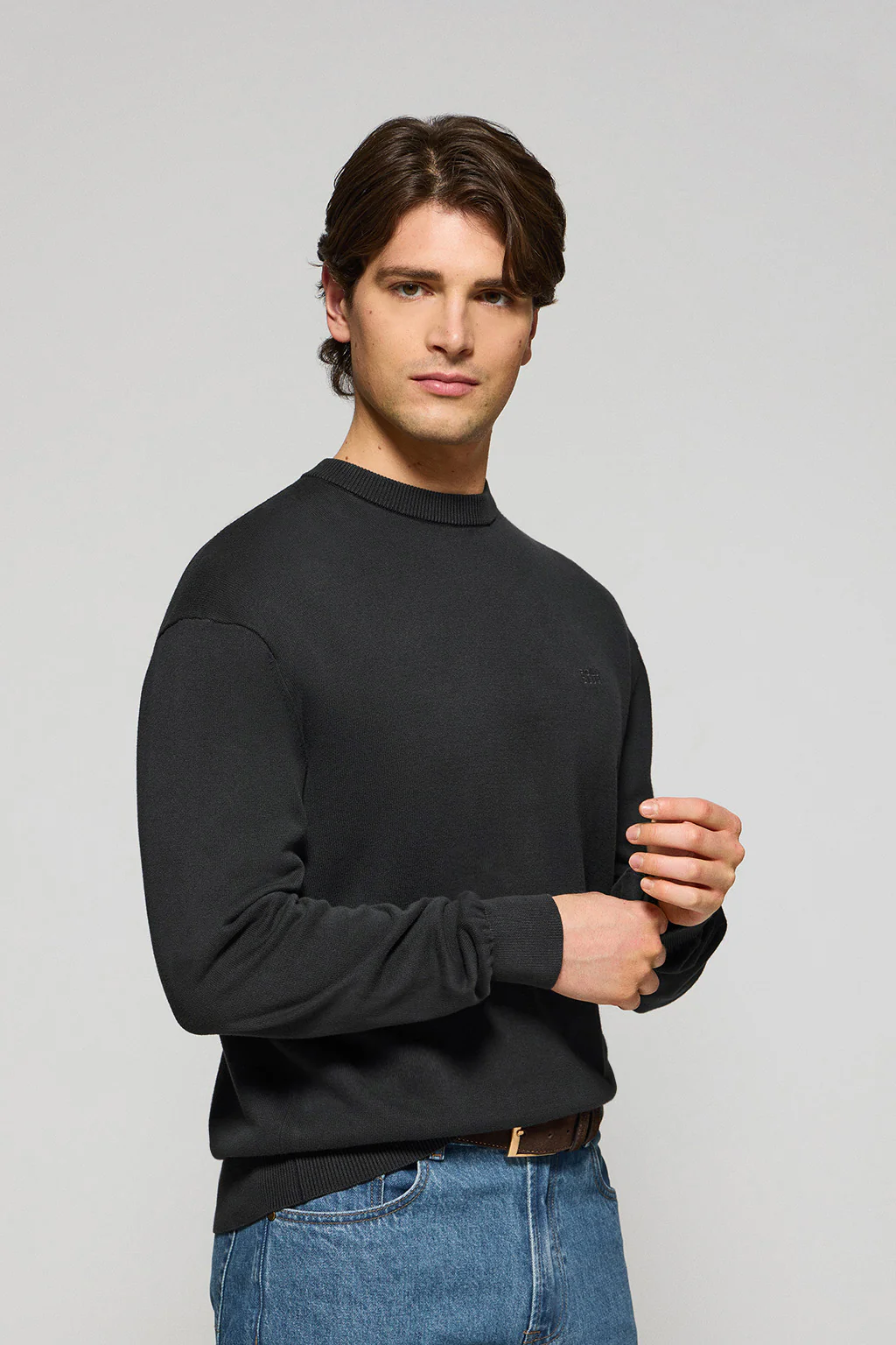 Asphalt-grey garment-dye jumper with round neck and embroidered logo