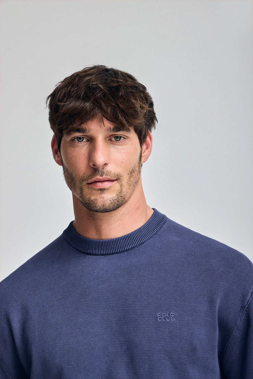 Blue-violet garment-dye jumper with round neck and embroidered logo - Image 3