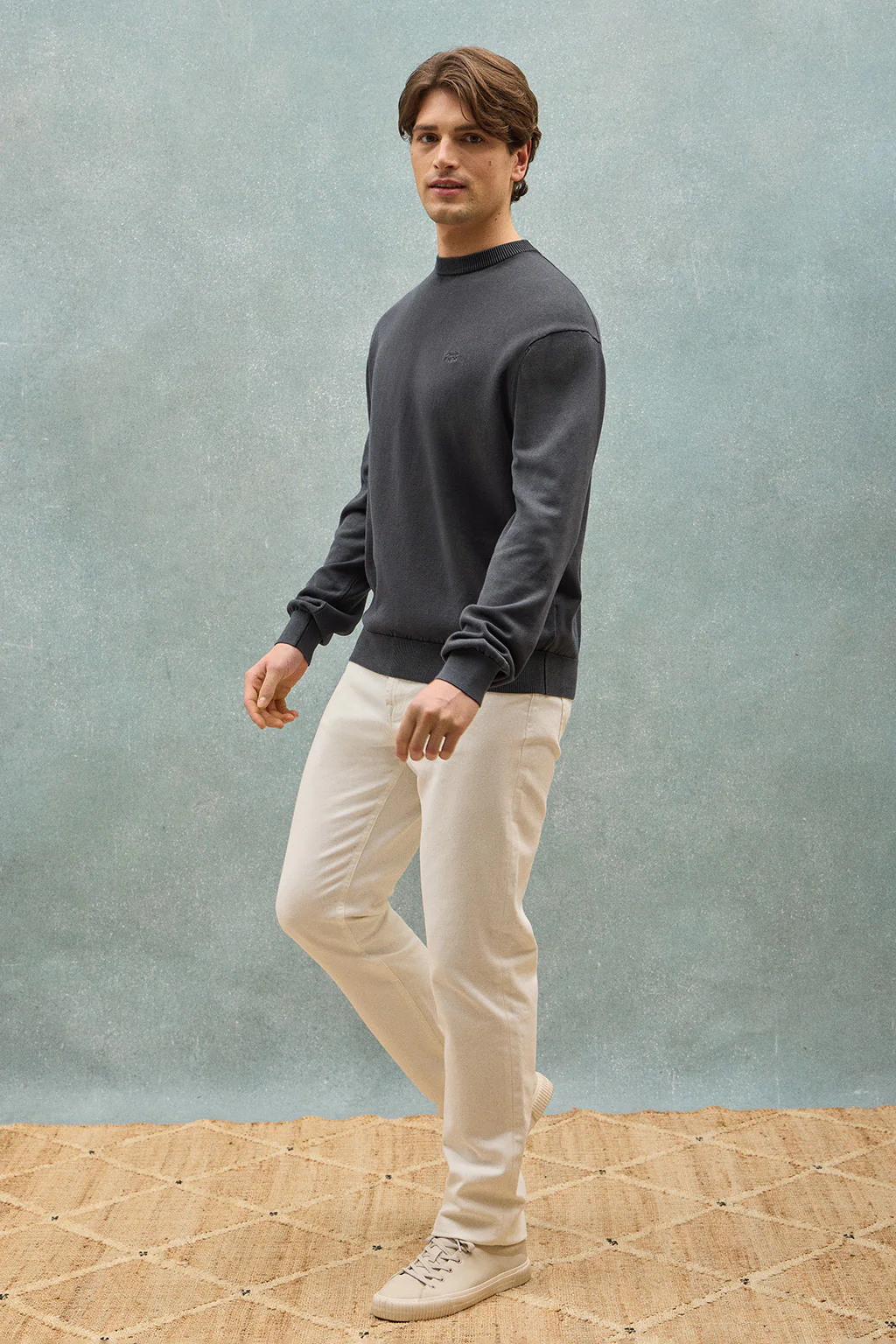 Navy-blue garment-dye jumper with round neck and embroidered logo - Image 10