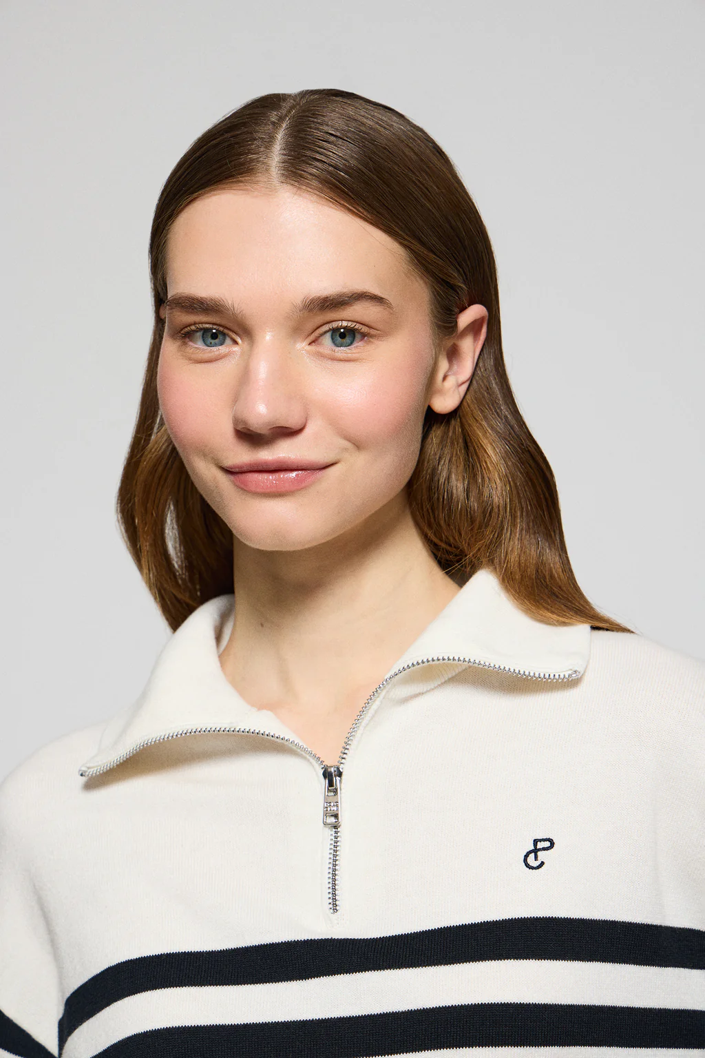 Beige knit jumper Jisoo with embroidered monogram - Image 3