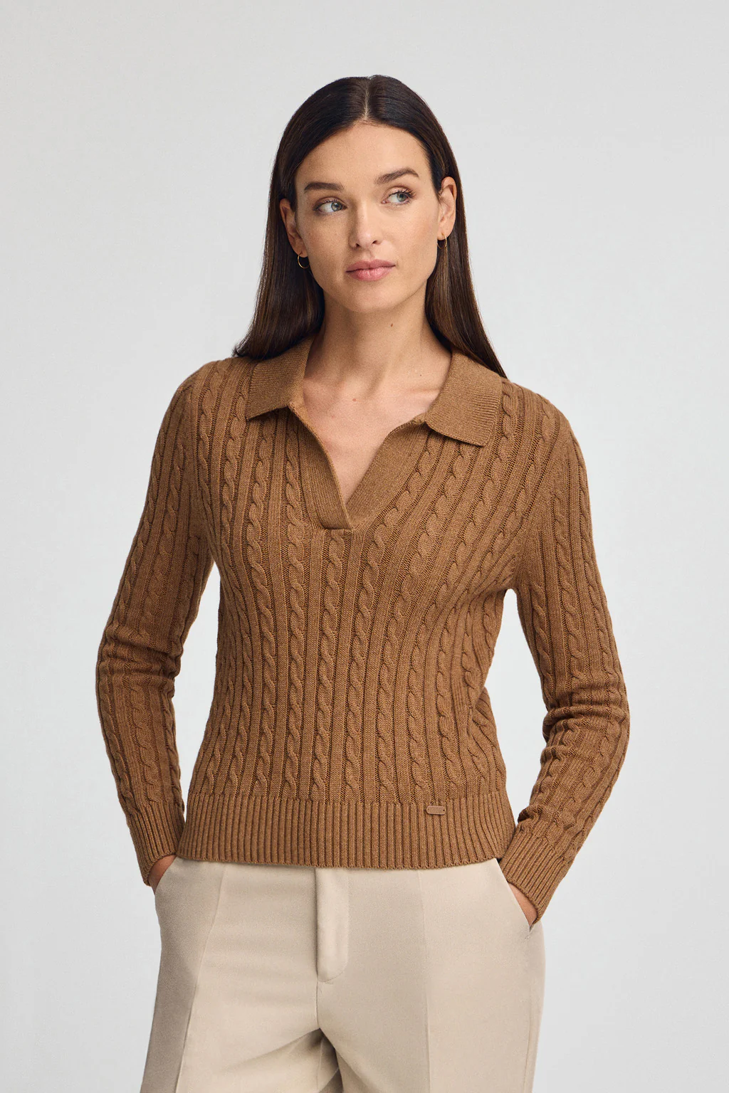 Camel-marl cable-knit jumper with polo collar - Image 2