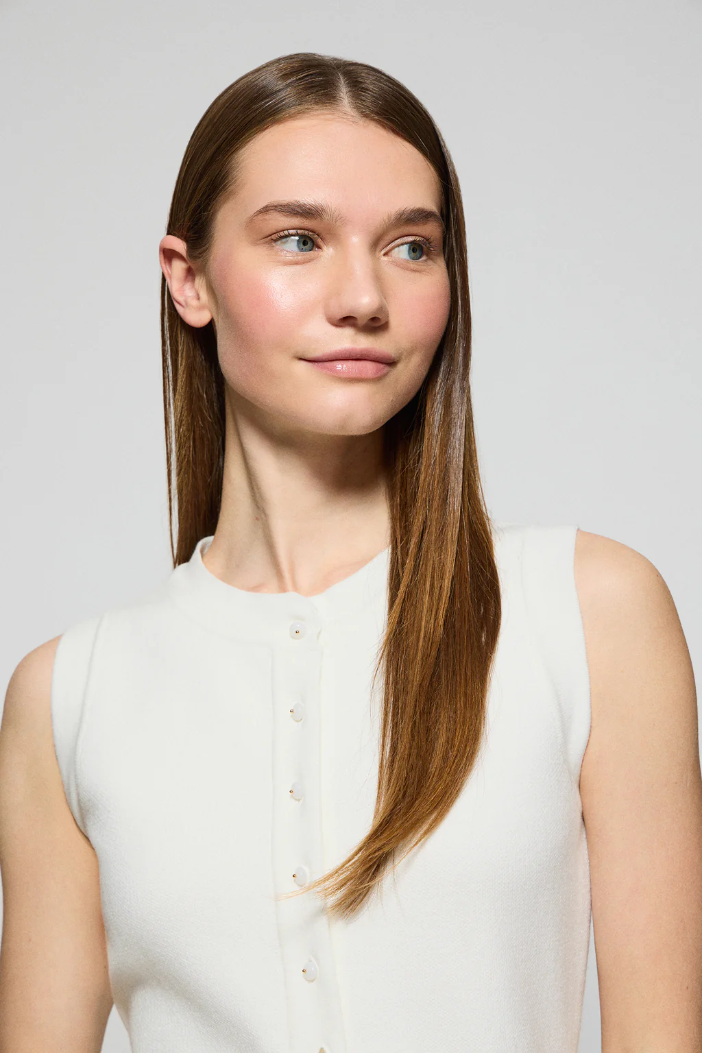 Beige buttoned knit vest Lalisa with mother-of-pearl button - Image 3