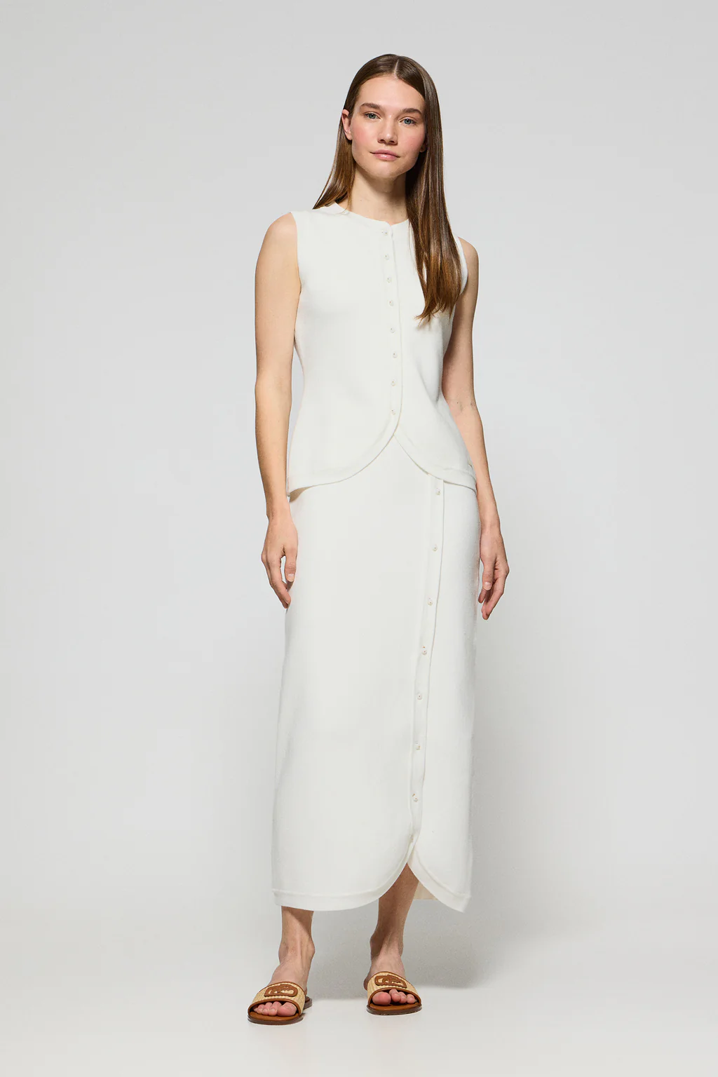 Beige buttoned knit vest Lalisa with mother-of-pearl button - Image 4
