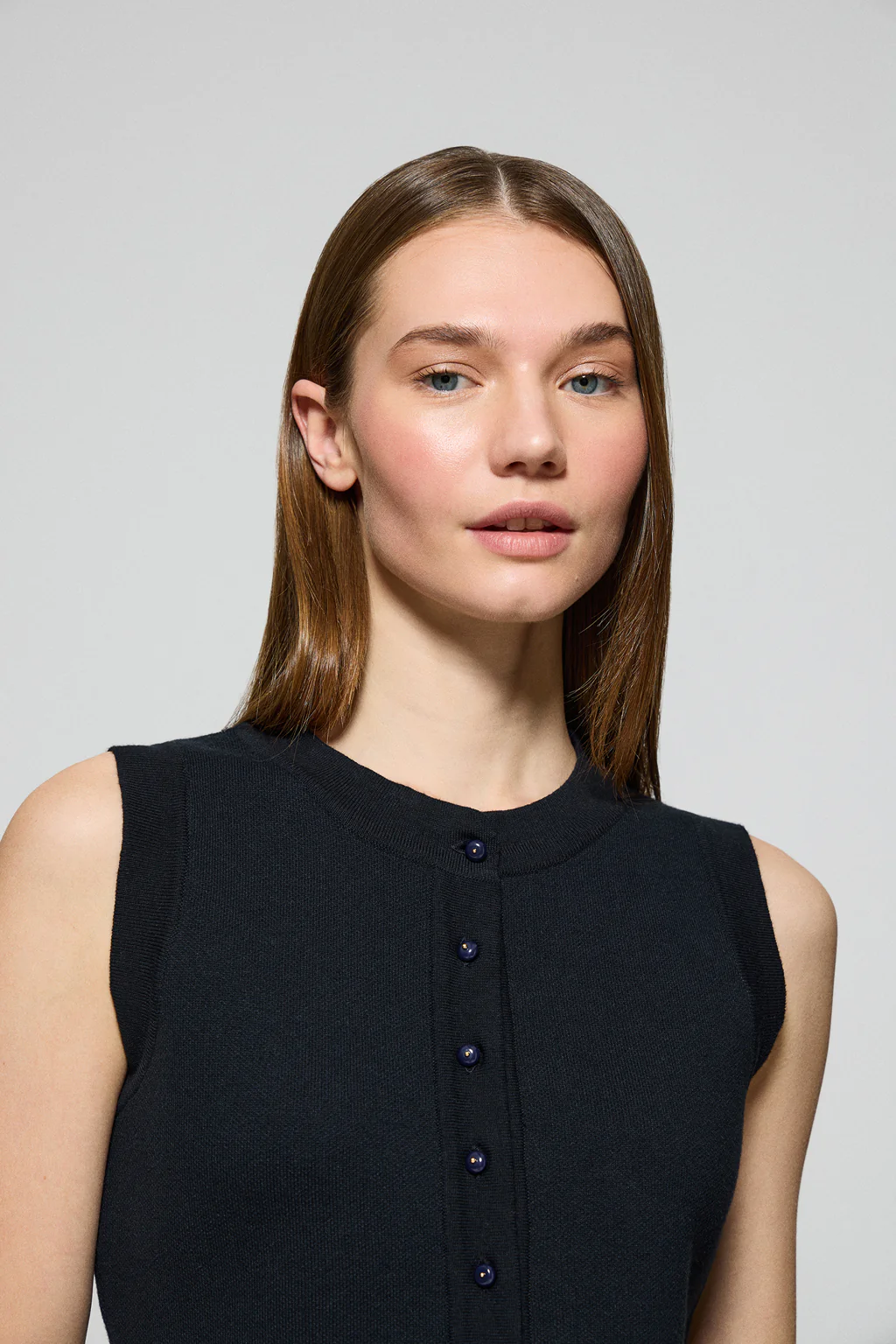 Navy-blue buttoned knit vest Lalisa with mother-of-pearl button - Image 3