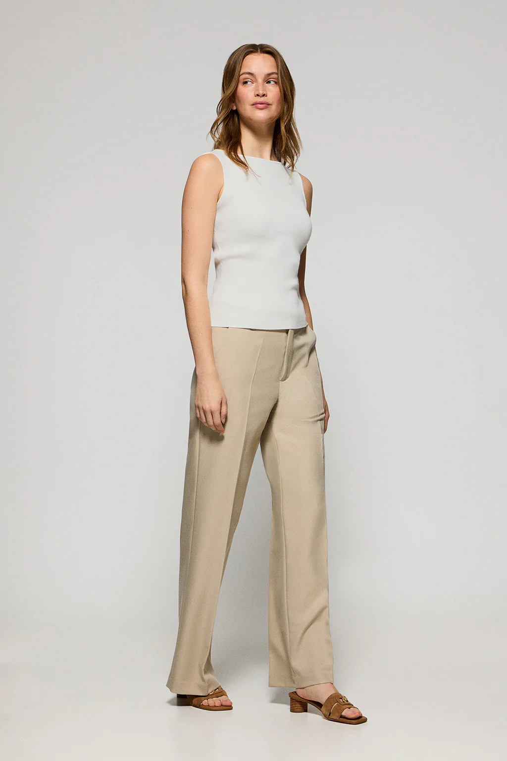 White boat-neck jumper Lalita with pearly button - Image 4